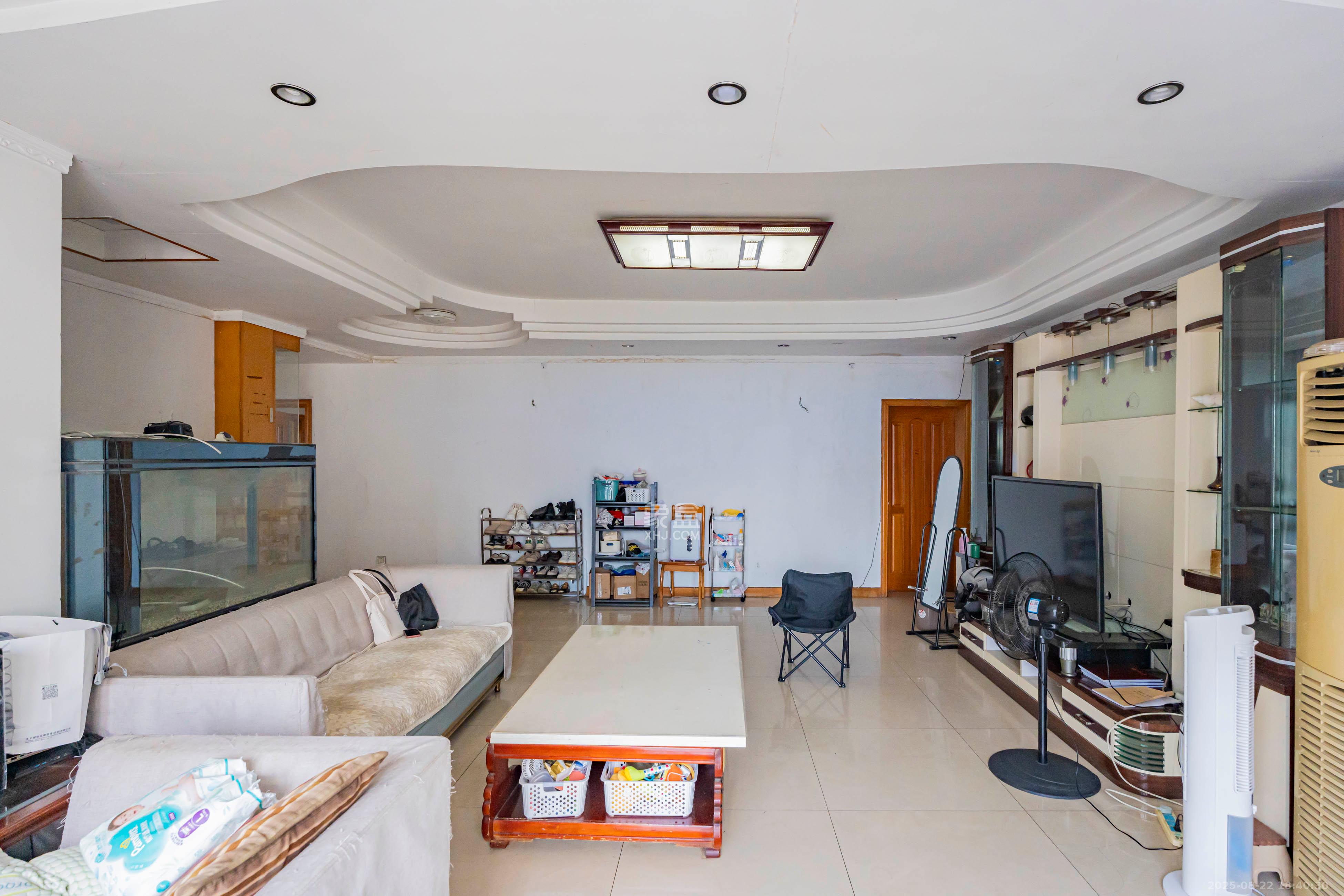 学宫街散盘  4室2厅2卫    110.0万 学宫街散盘  4室2厅2卫    110.0万客厅