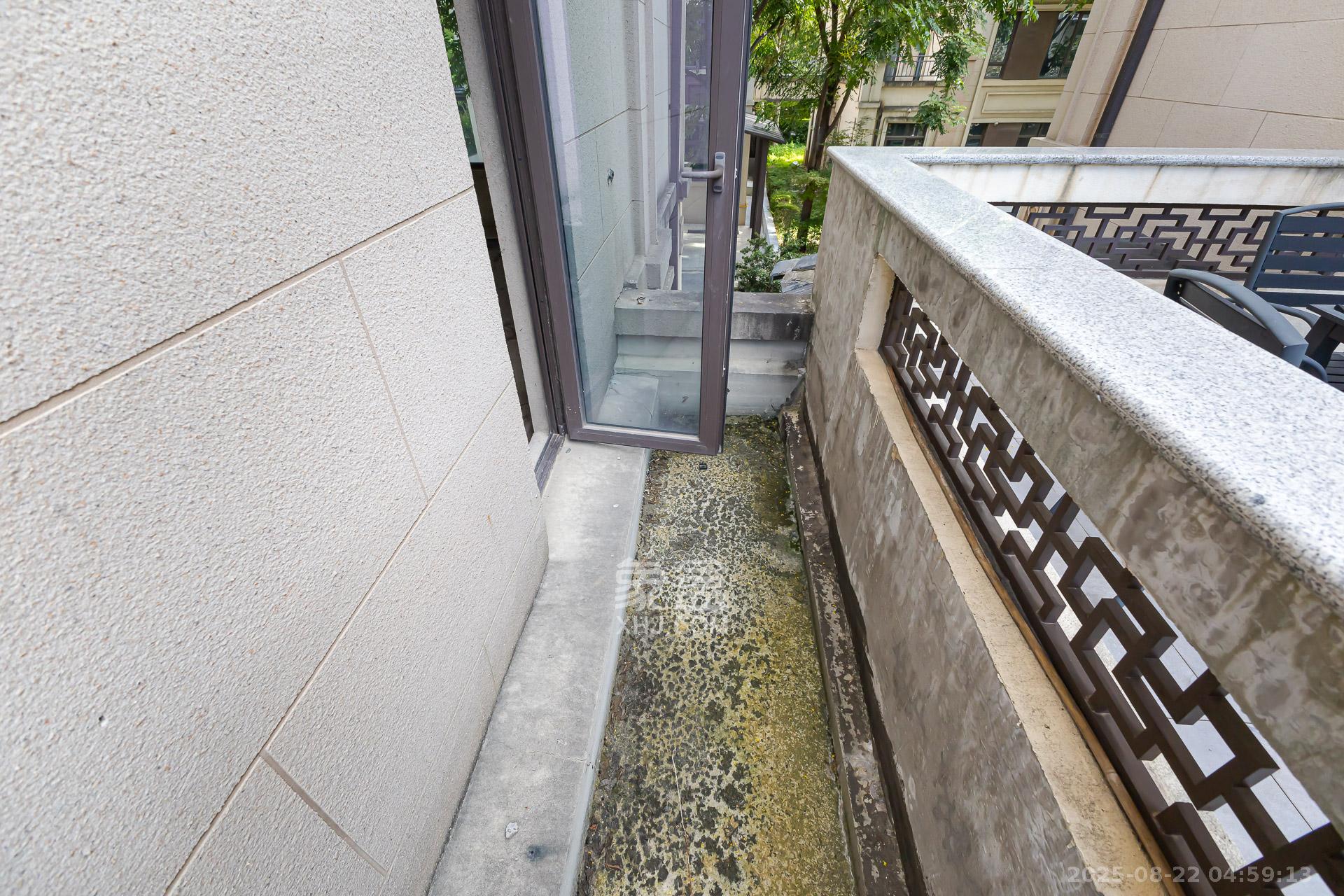 龙湖璟宸原著(龙湖紫宸) 6室2厅4卫 680.0万 龙湖璟宸原著(龙湖紫宸) 6室2厅4卫 680.0万阳台