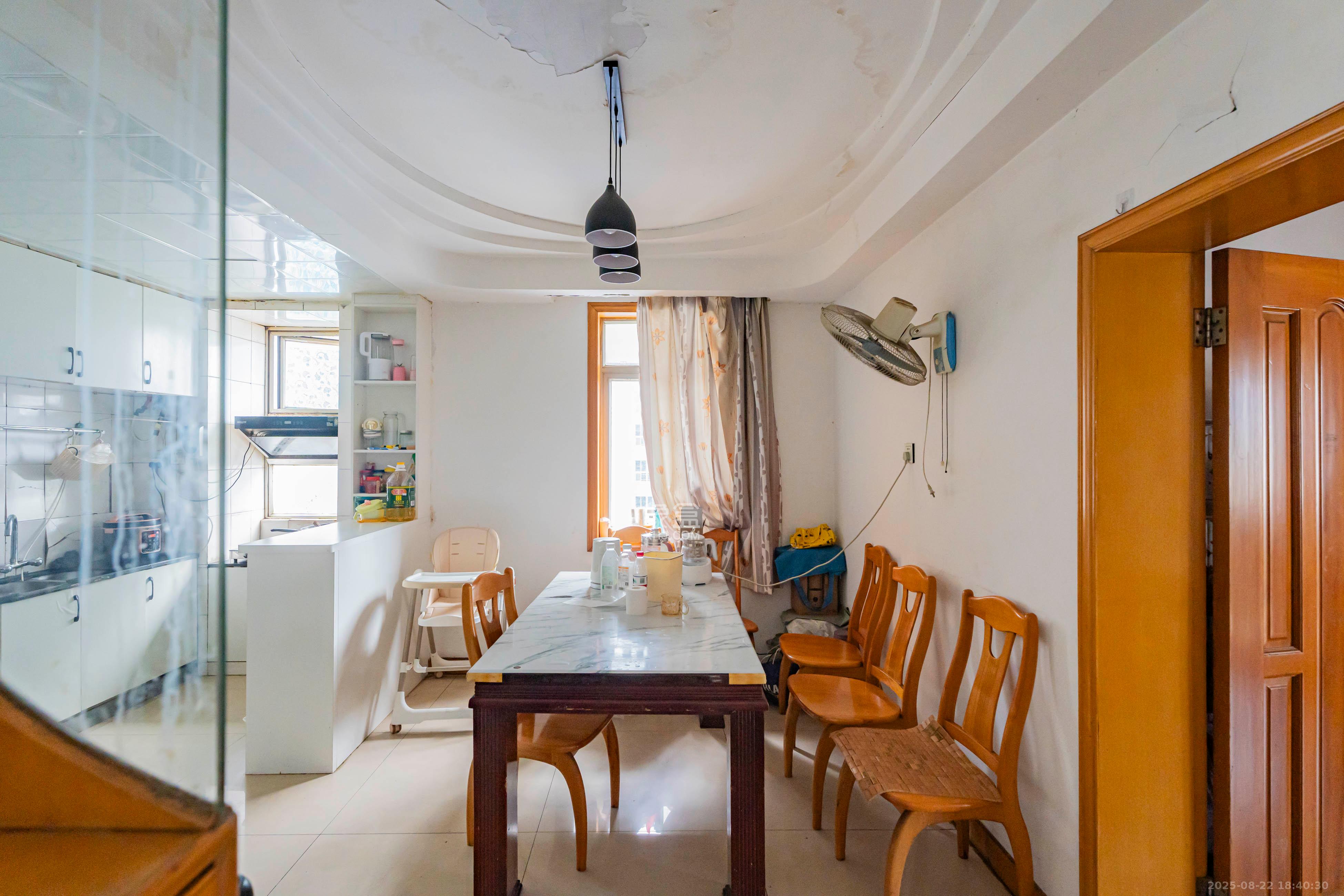 学宫街散盘  4室2厅2卫    110.0万客厅