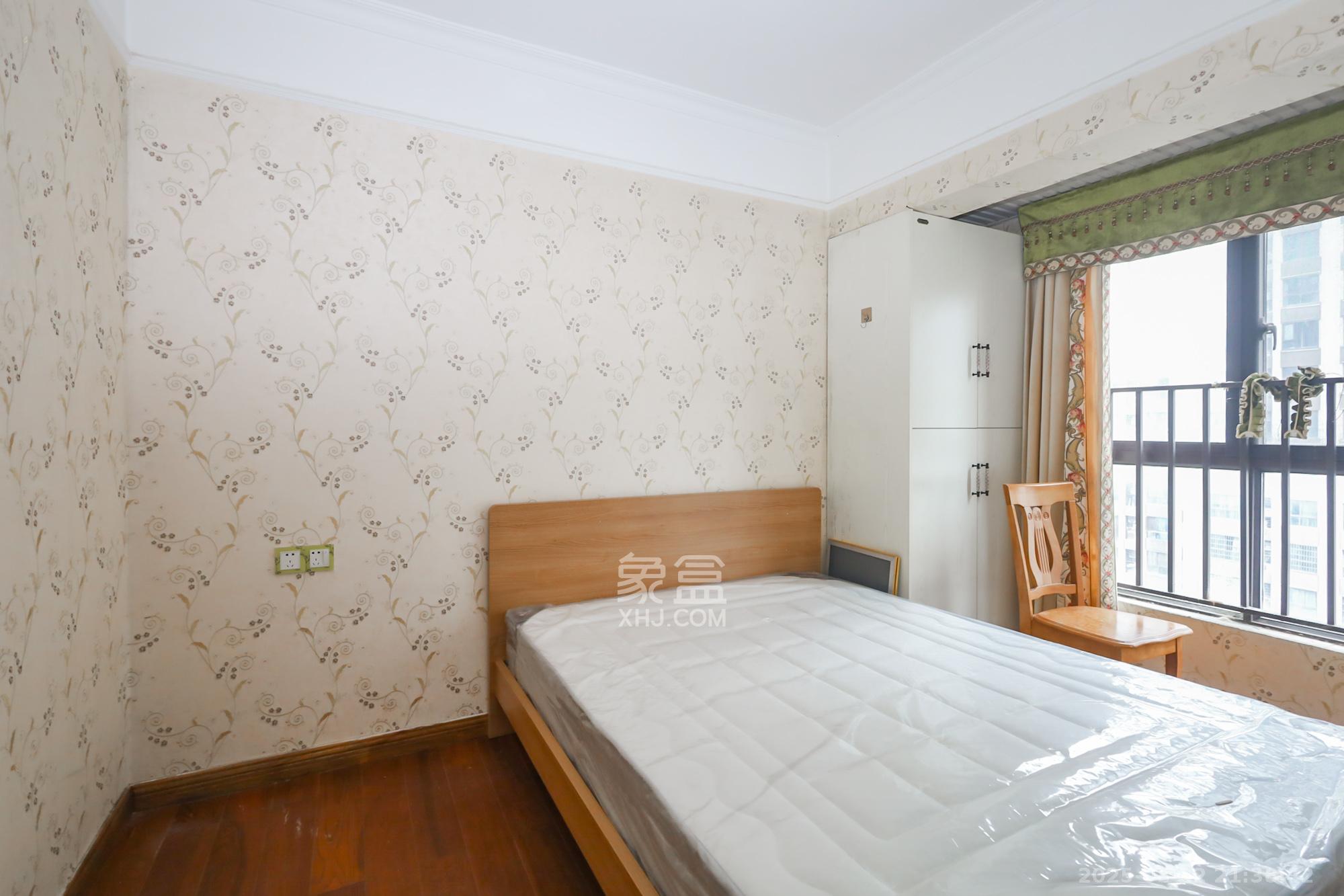 绿地中央广场  3室2厅1卫    140.0万 绿地中央广场  3室2厅1卫    140.0万卧室