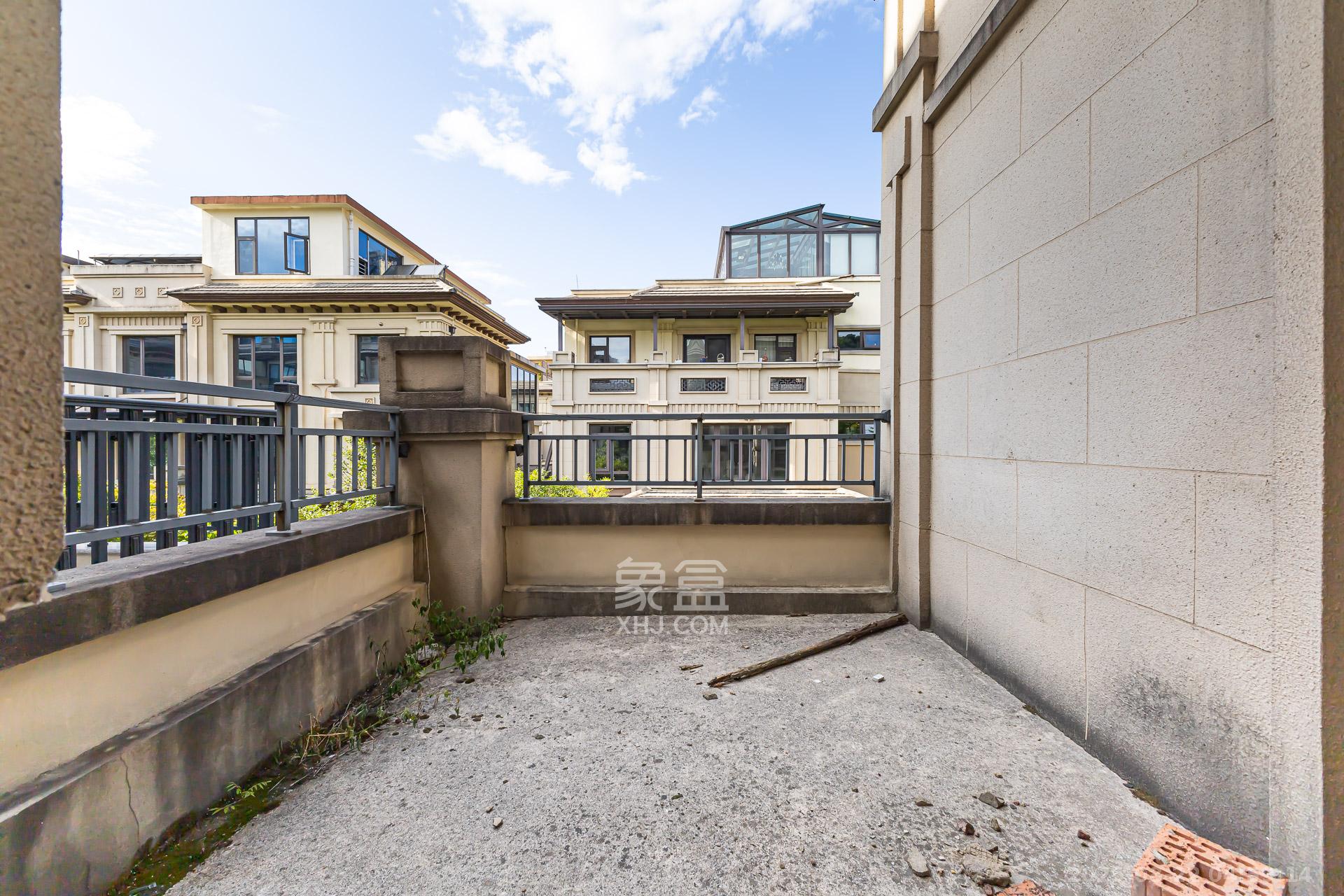 龙湖璟宸原著（龙湖紫宸）  6室2厅4卫    680.0万阳台