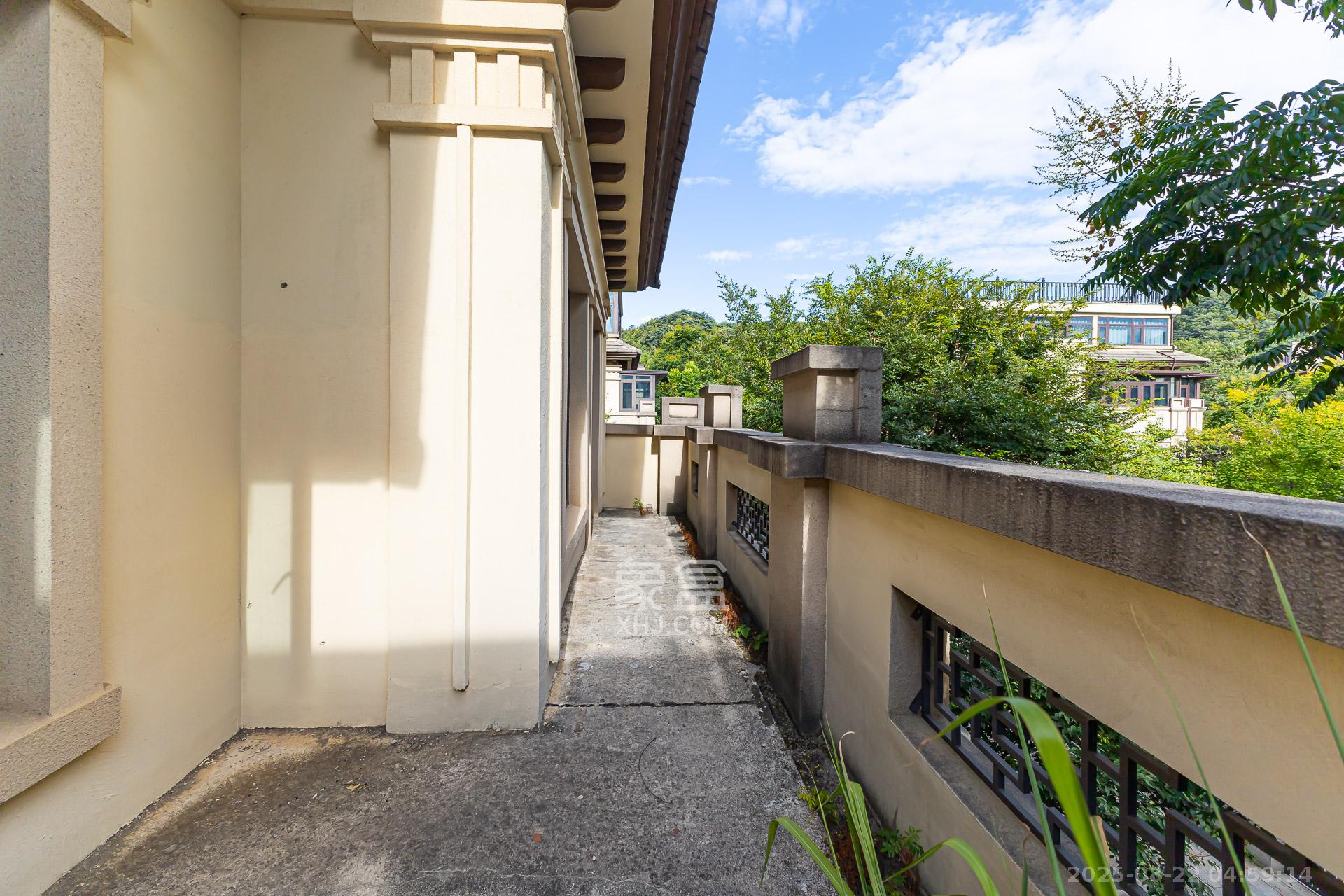 龙湖璟宸原著(龙湖紫宸) 6室2厅4卫 680.0万 龙湖璟宸原著(龙湖紫宸) 6室2厅4卫 680.0万阳台