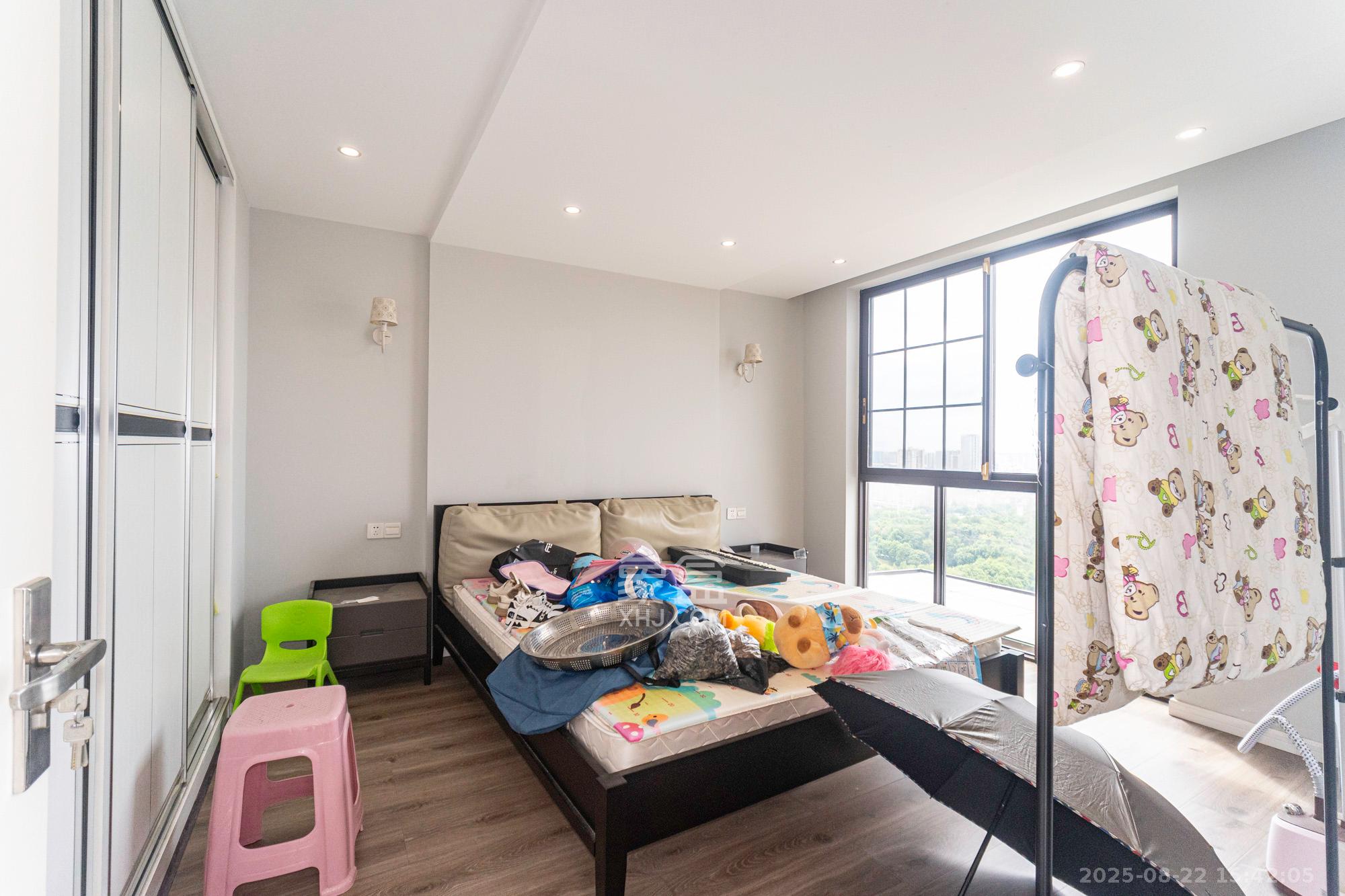 艾美潇湘  4室2厅2卫    79.8万卧室