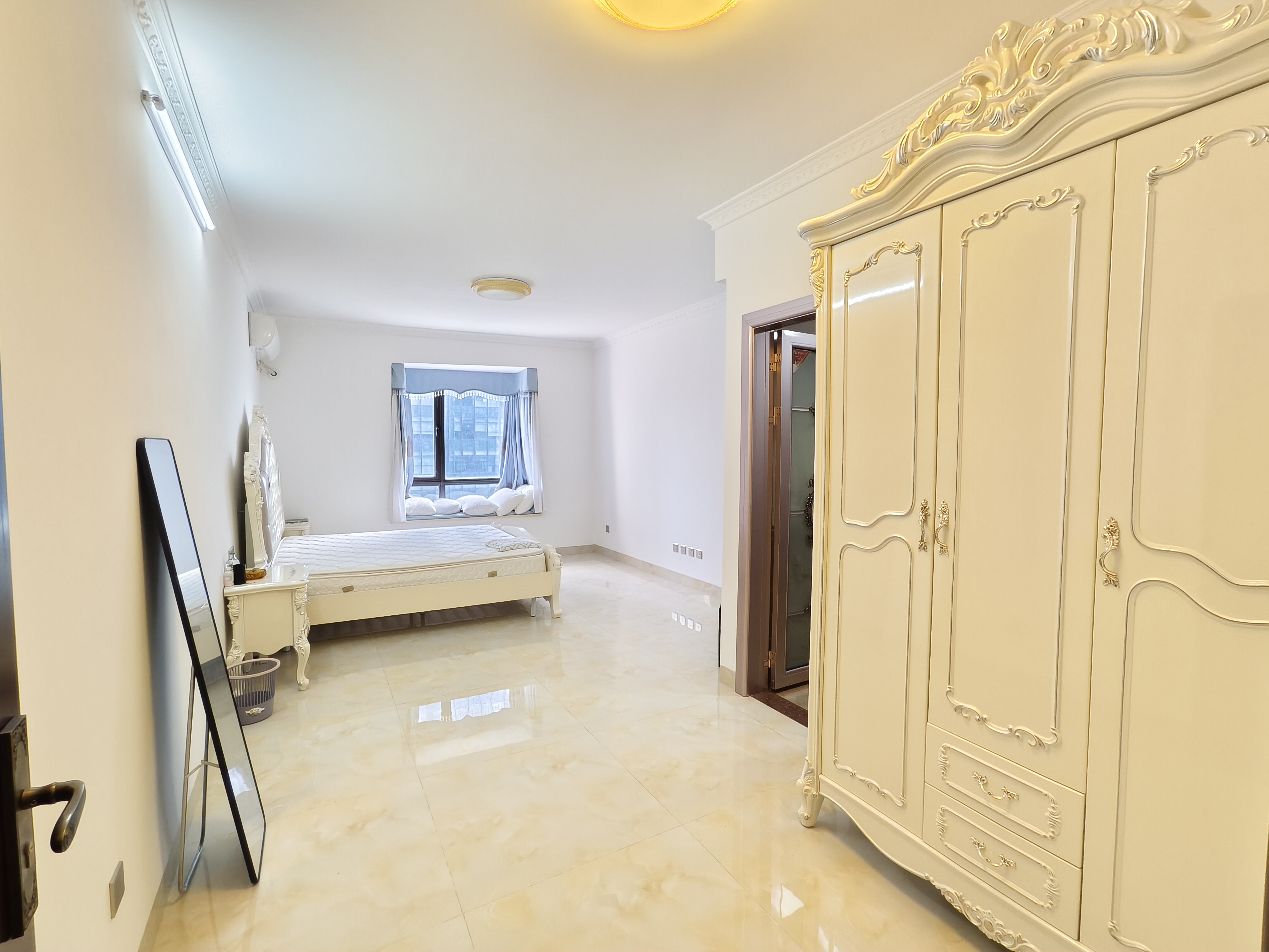 海阔天空-国瑞城三期(铂仕苑) 5室2厅2卫 8000.0元/月 海阔天空-国瑞城三期(铂仕苑) 5室2厅2卫 8000.0元/月室内图