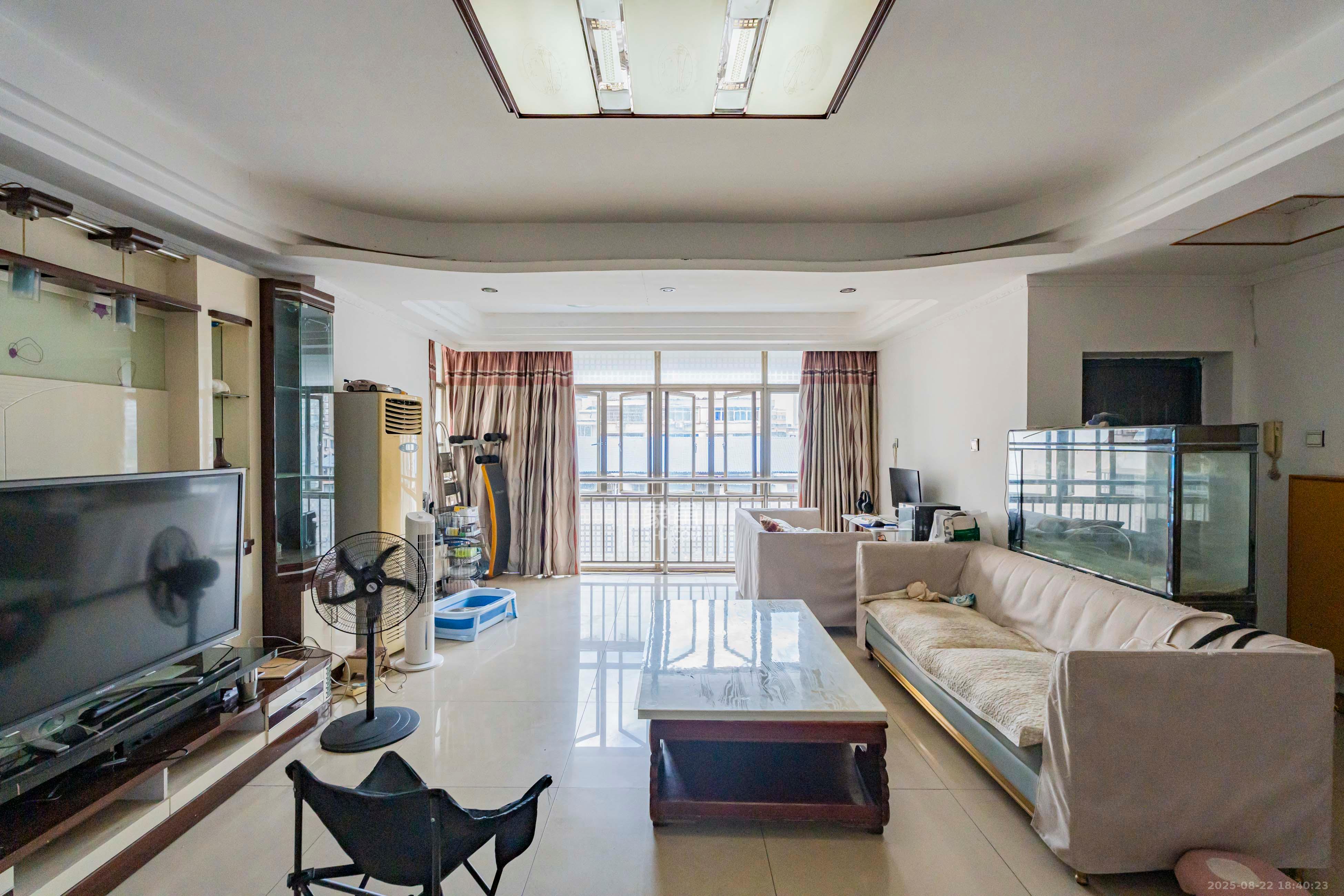 学宫街散盘  4室2厅2卫    110.0万 学宫街散盘  4室2厅2卫    110.0万客厅