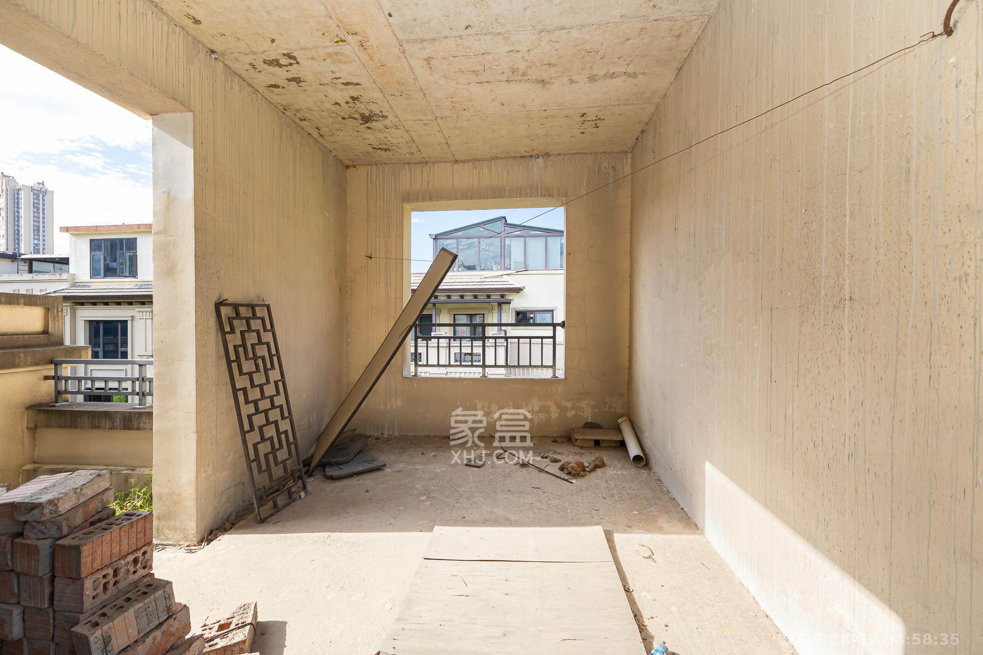 龙湖璟宸原著（龙湖紫宸）  6室2厅4卫    680.0万卧室