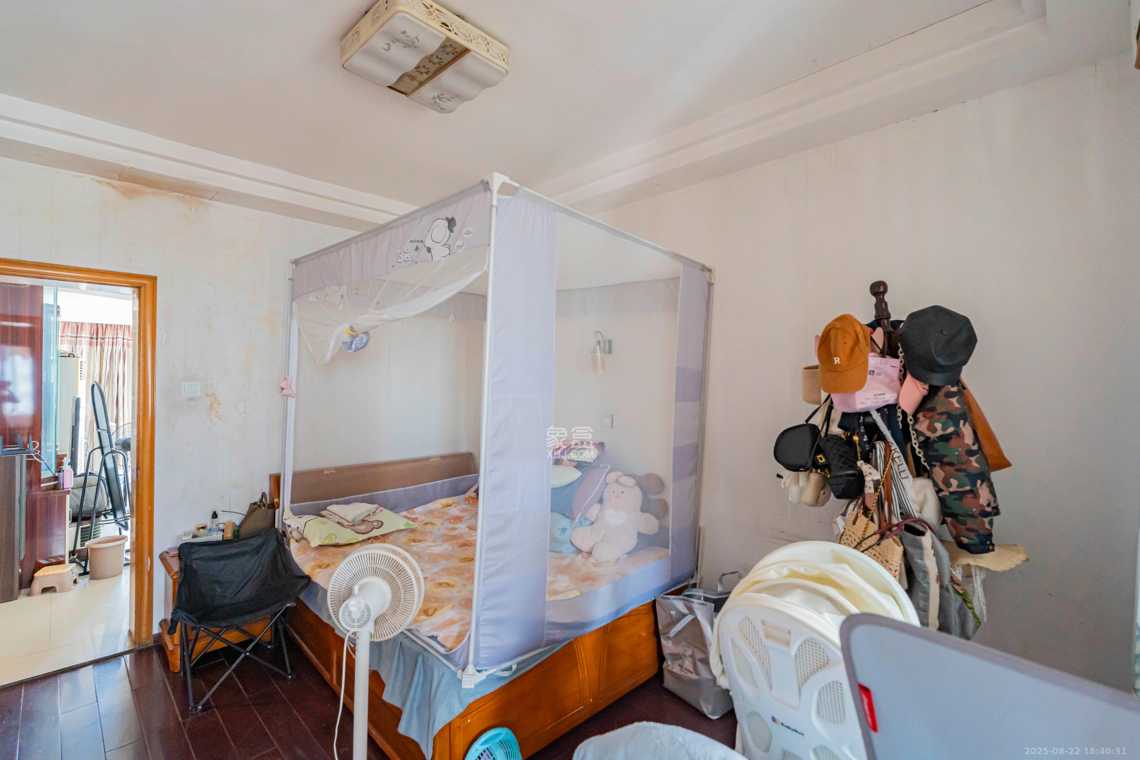 学宫街散盘  4室2厅2卫    110.0万 学宫街散盘  4室2厅2卫    110.0万卧室