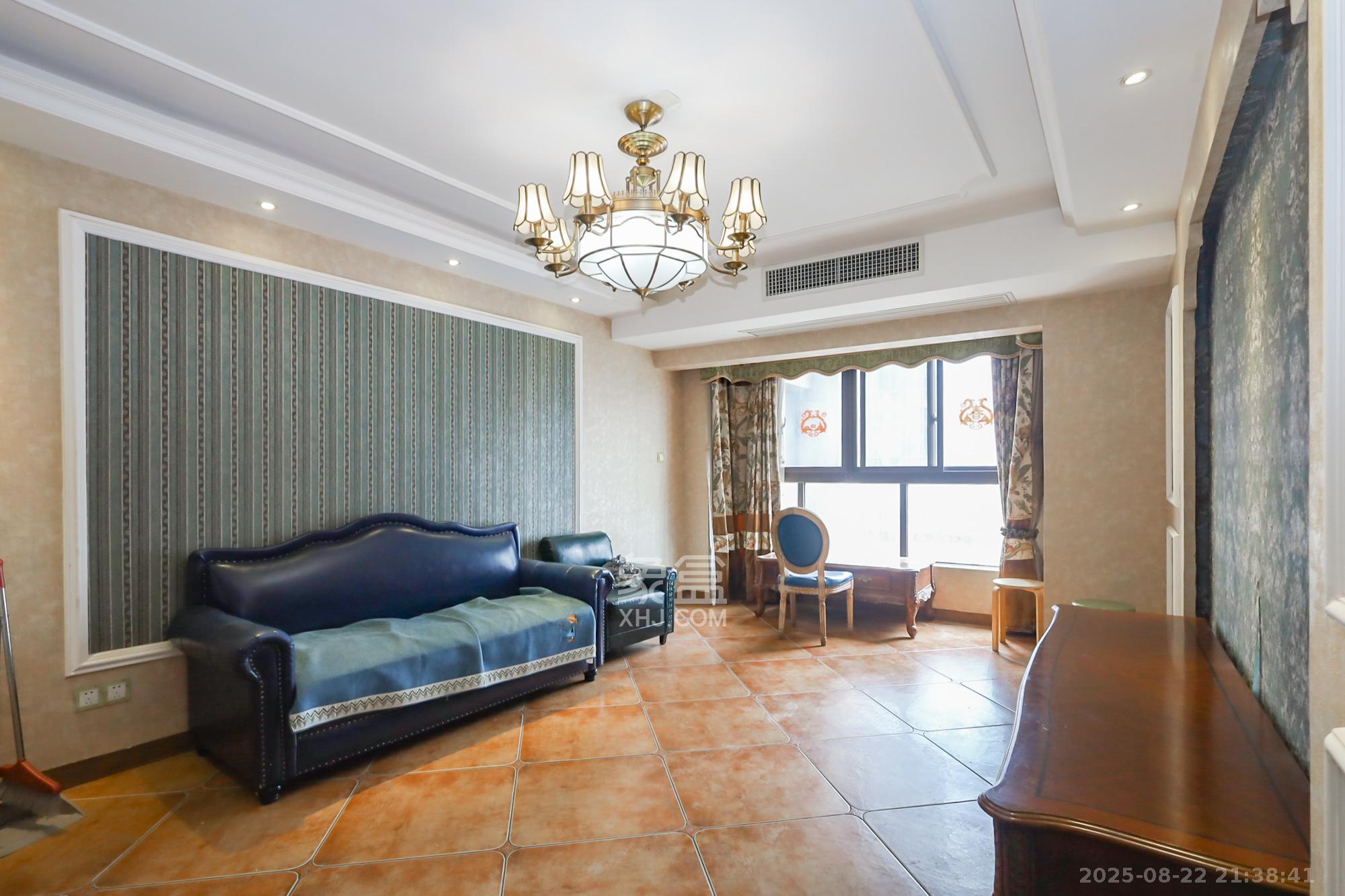 绿地中央广场  3室2厅1卫    140.0万 绿地中央广场  3室2厅1卫    140.0万客厅