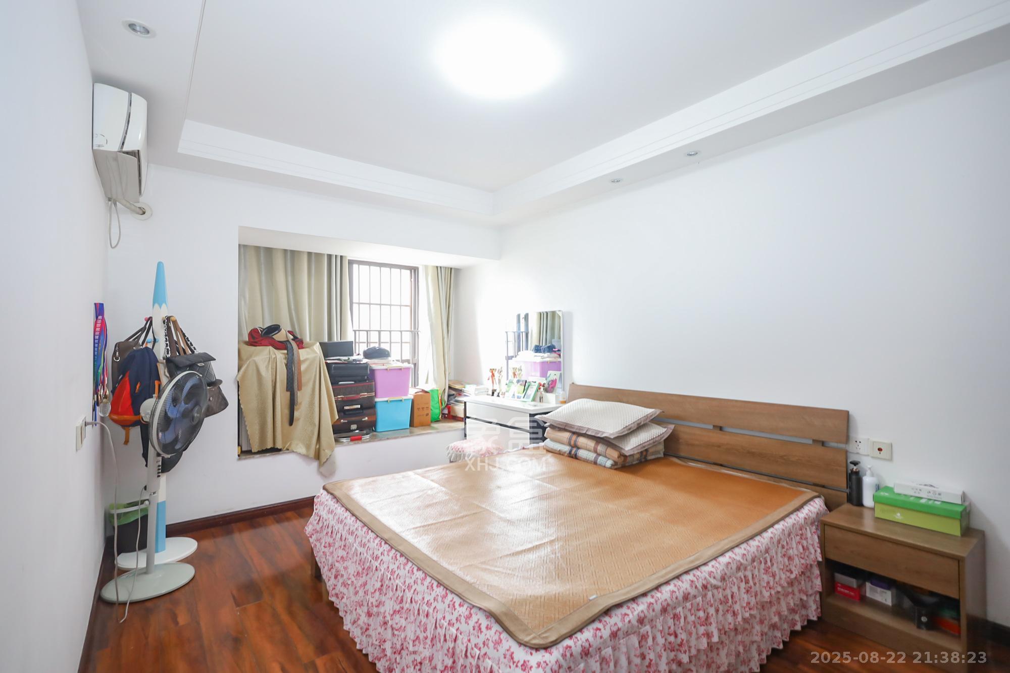 绿地中央广场  3室2厅1卫    90.0万卧室