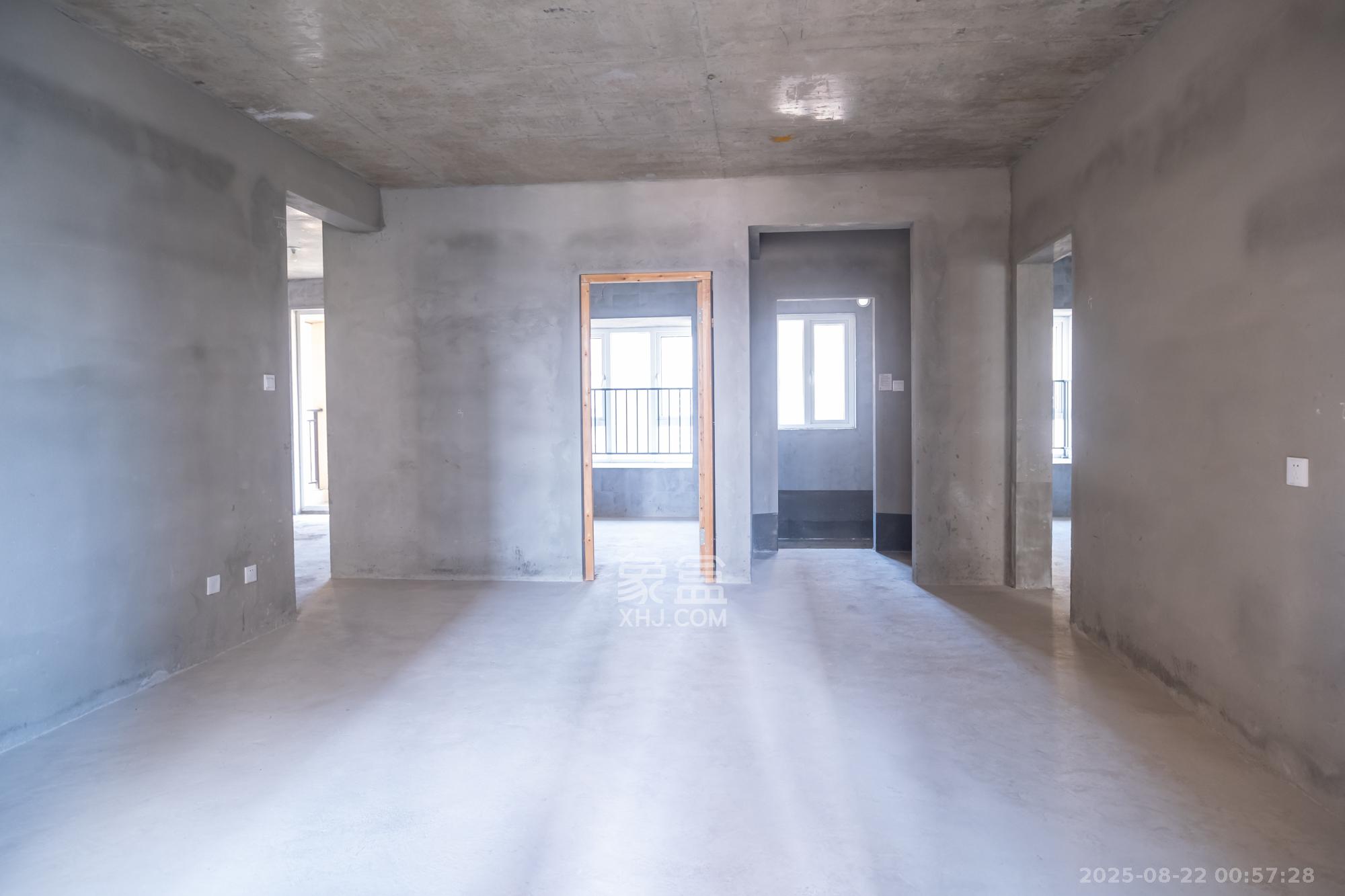 荣盛花语城  4室2厅2卫    79.0万 荣盛花语城  4室2厅2卫    79.0万客厅