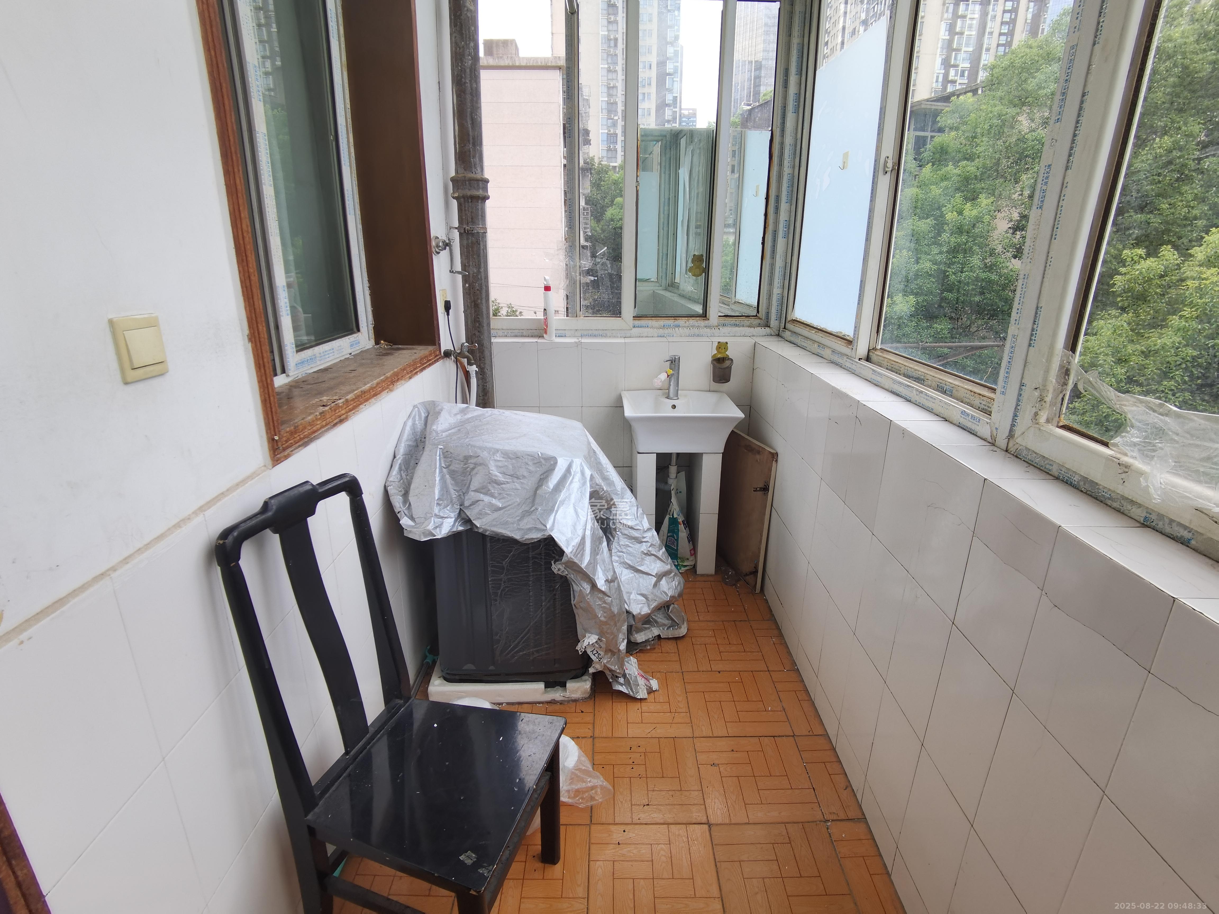 牛婆塘社区  1室1厅1卫    1100.0元/月室内图