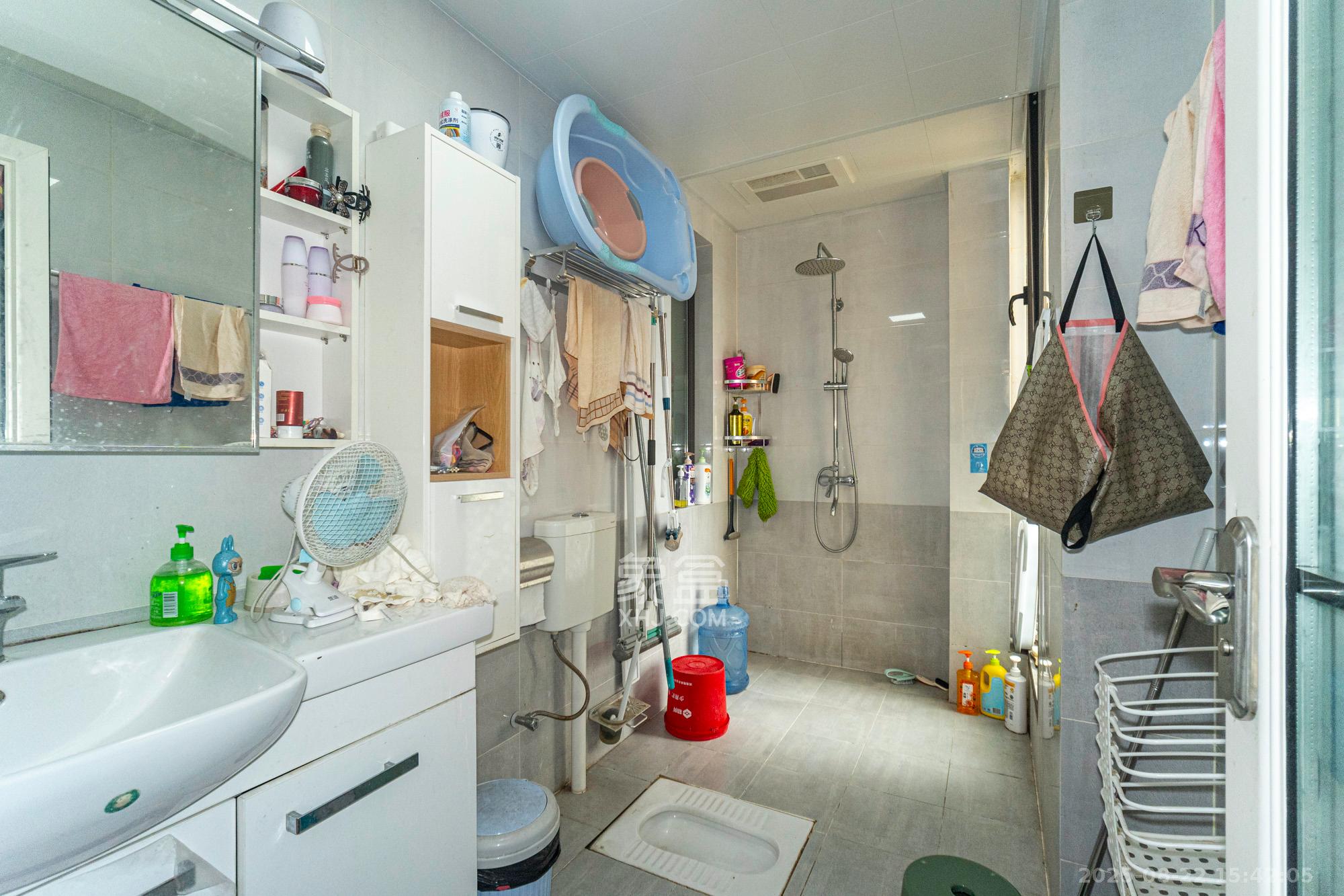 艾美潇湘  4室2厅2卫    79.8万卫生间