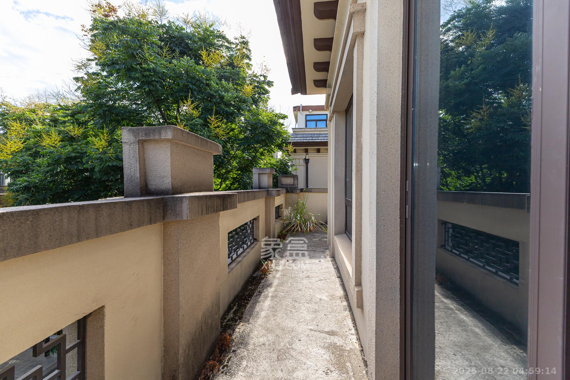 龙湖璟宸原著（龙湖紫宸）  6室2厅4卫    680.0万阳台