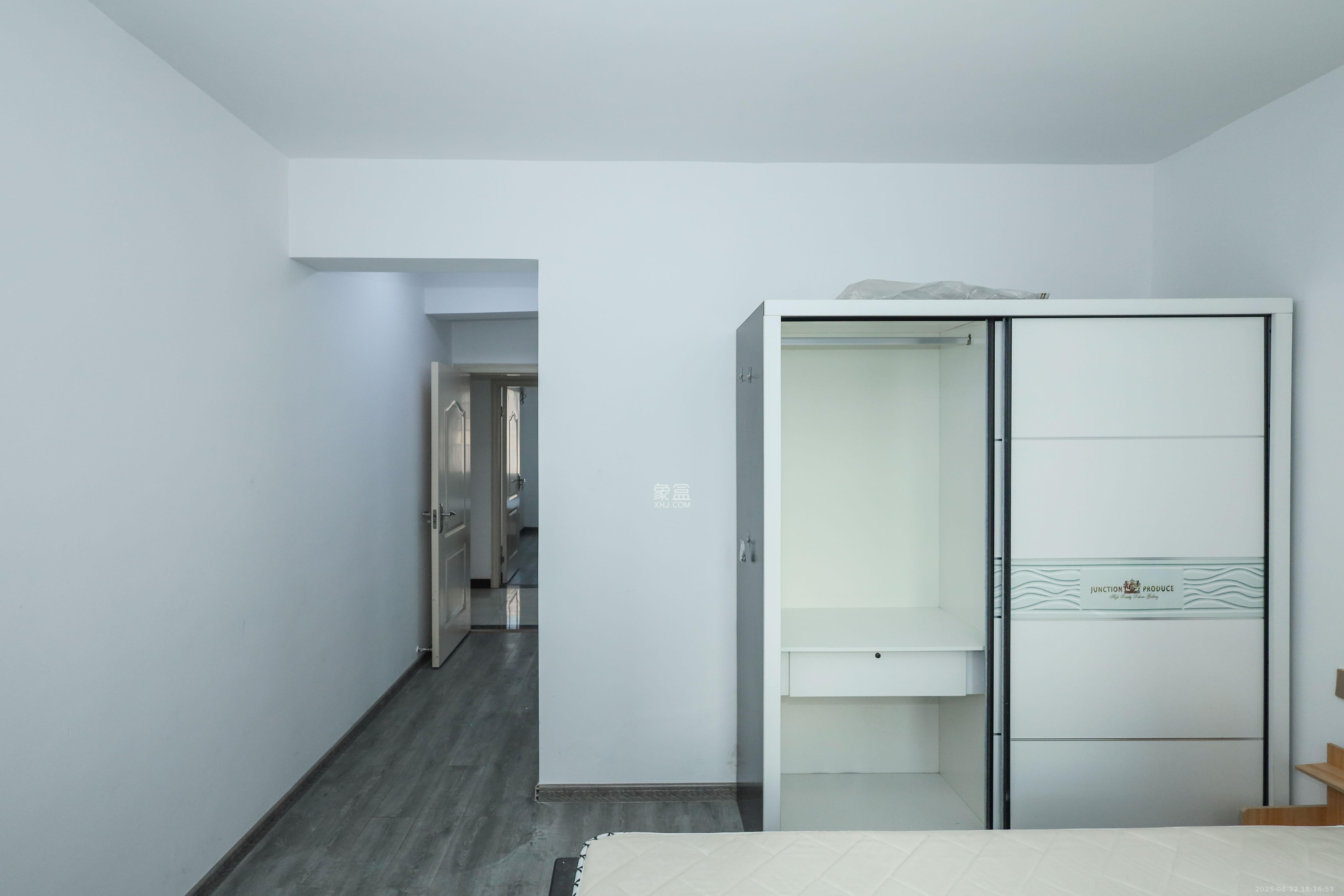 中国铁建梅溪青秀二期  4室2厅2卫    145.0万卧室