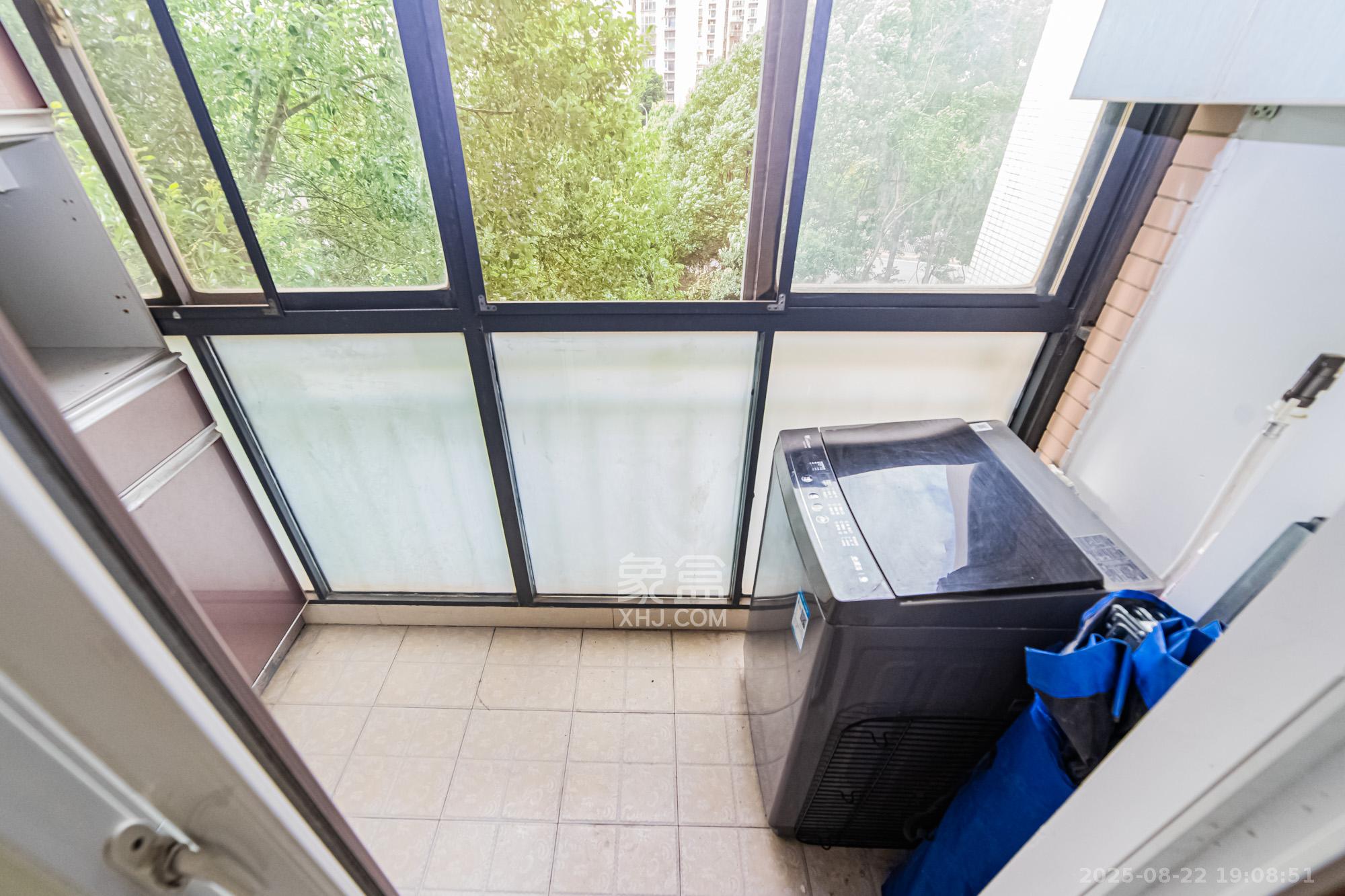 万国城(当代满庭春MOMA)一期 1室2厅2卫 98.0万 万国城(当代满庭春MOMA)一期 1室2厅2卫 98.0万阳台