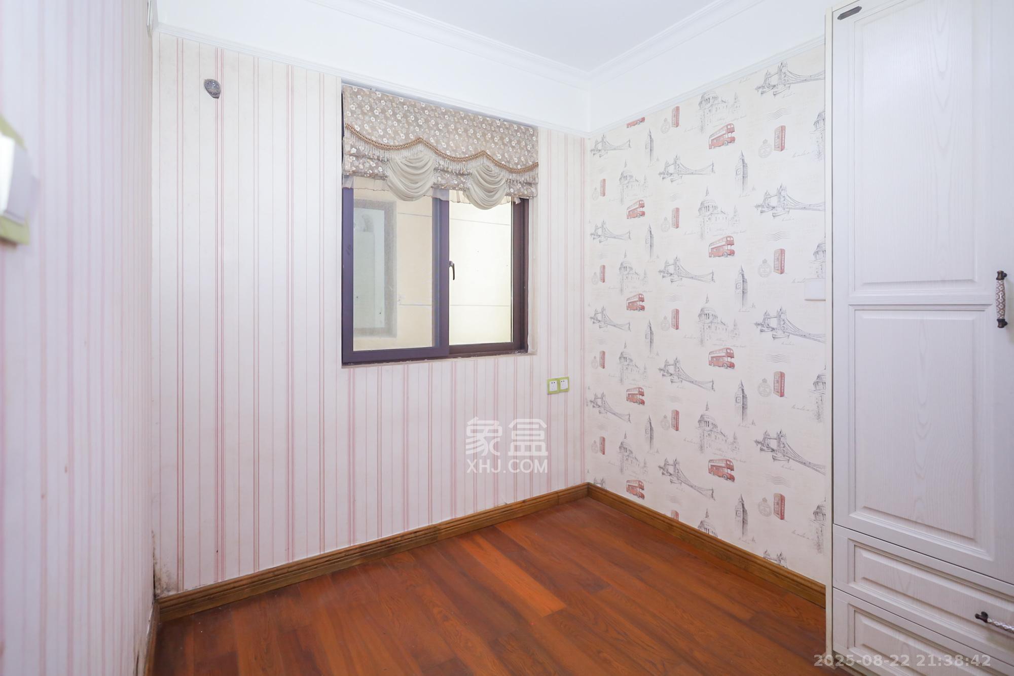 绿地中央广场  3室2厅1卫    140.0万 绿地中央广场  3室2厅1卫    140.0万卧室