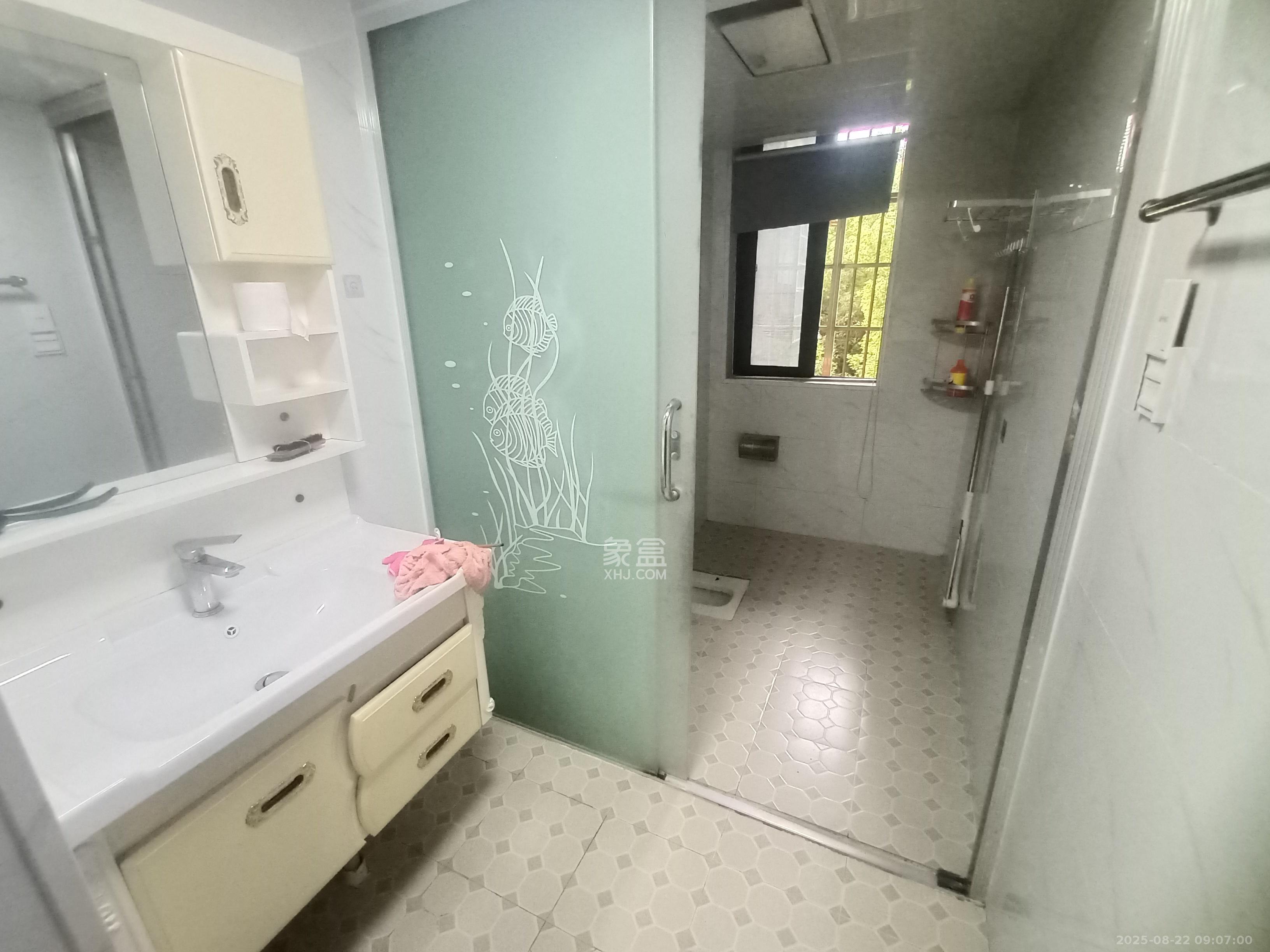 岳鞍阁小区  3室2厅1卫    2400.0元/月 岳鞍阁小区  3室2厅1卫    2400.0元/月室内图