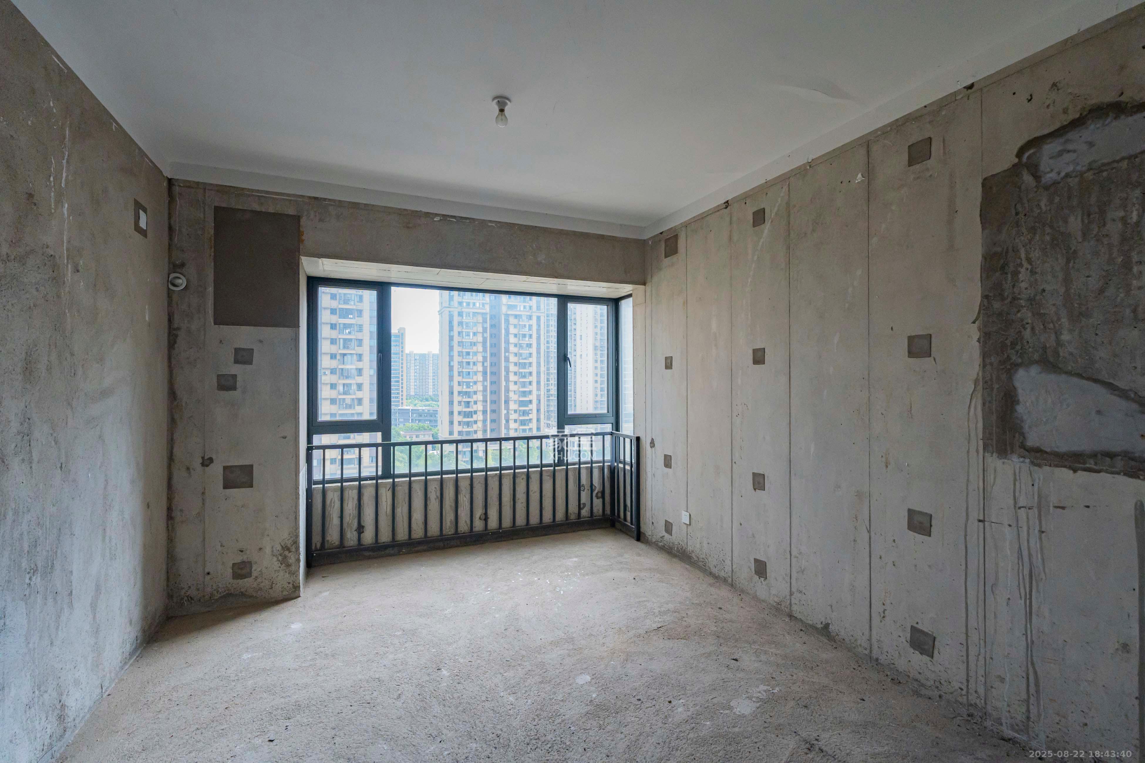 五矿沁园金城（春和景园）  4室2厅2卫    110.0万卧室