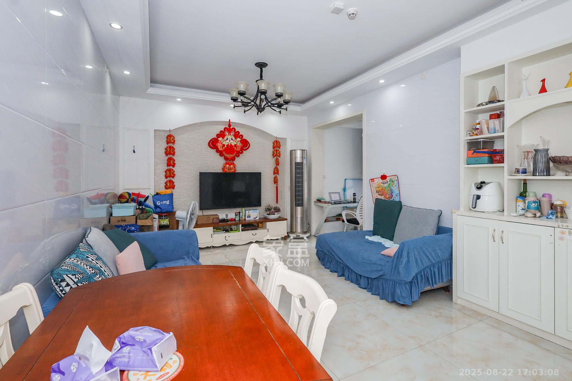 南山雍江汇(滨江国际新城)  3室2厅1卫    110.0万 南山雍江汇(滨江国际新城)  3室2厅1卫    110.0万客厅