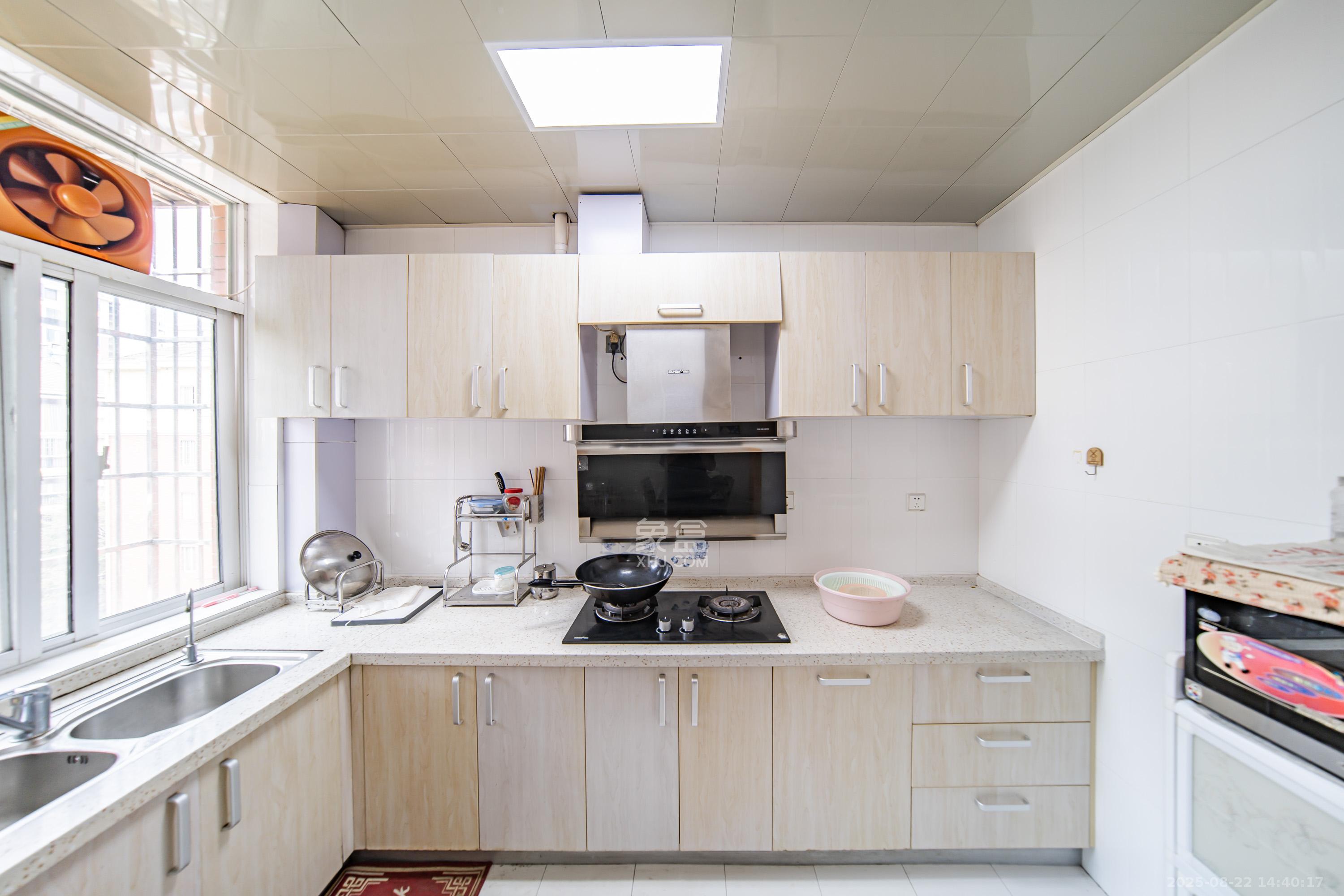 水印华府一期 3室2厅2卫 63.0万 水印华府一期 3室2厅2卫 63.0万厨房