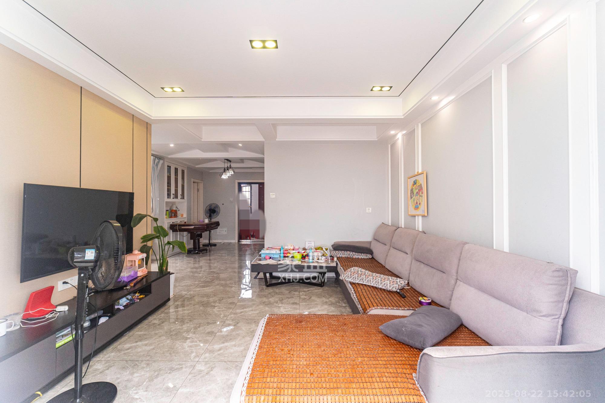 艾美潇湘  4室2厅2卫    79.8万 艾美潇湘  4室2厅2卫    79.8万客厅