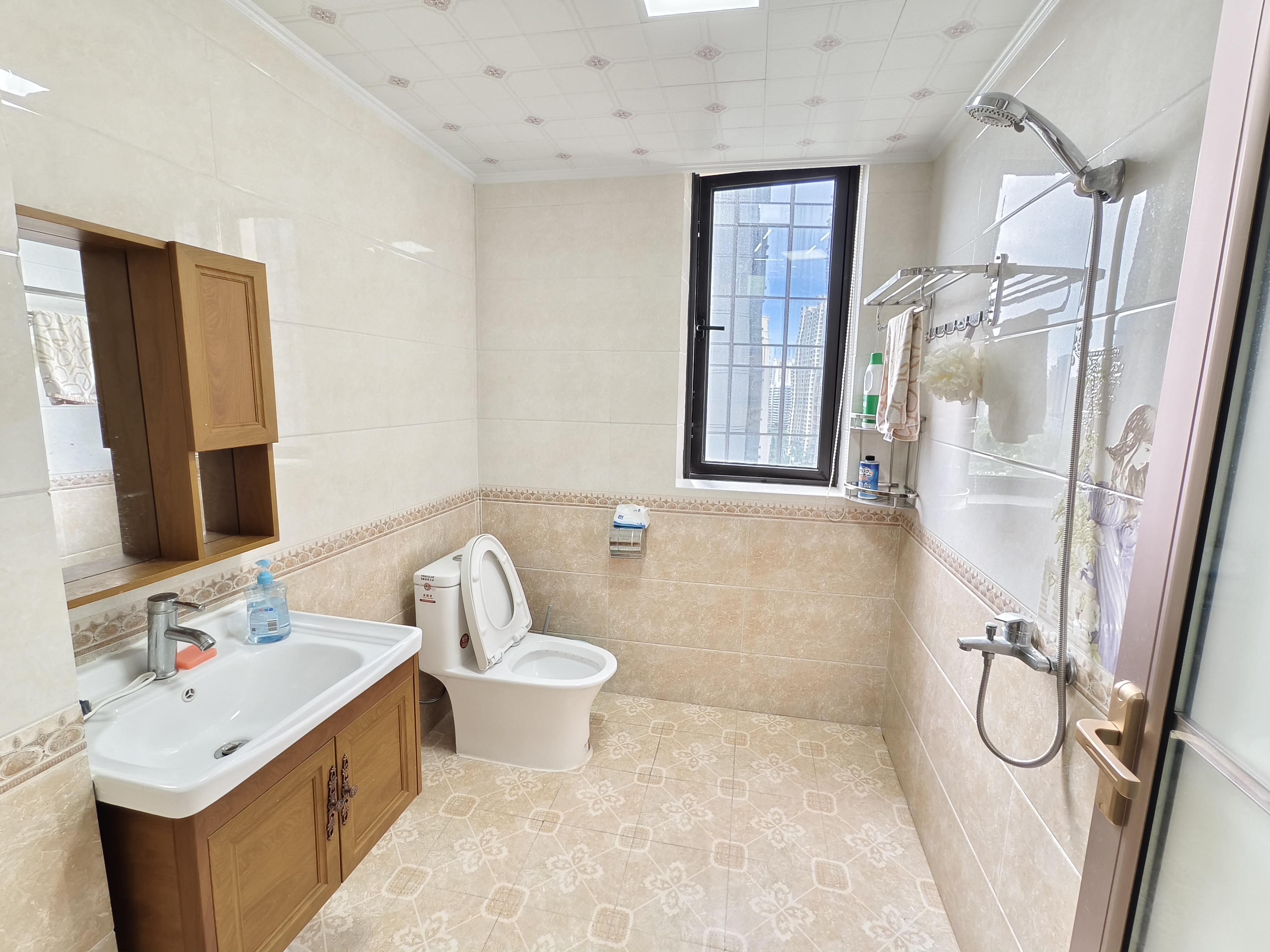 海阔天空-国瑞城三期(铂仕苑) 5室2厅2卫 8000.0元/月 海阔天空-国瑞城三期(铂仕苑) 5室2厅2卫 8000.0元/月室内图