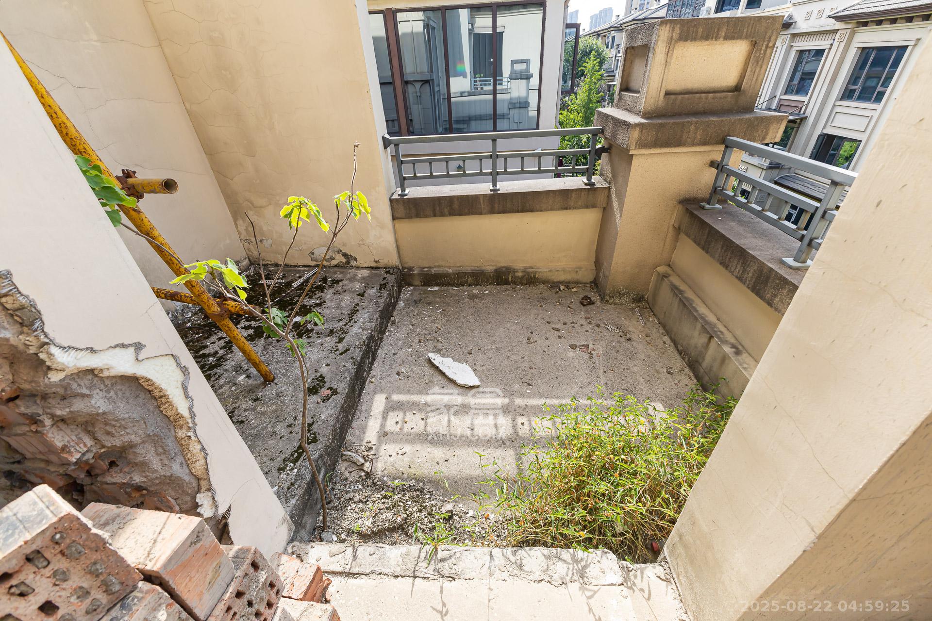 龙湖璟宸原著（龙湖紫宸）  6室2厅4卫    680.0万阳台