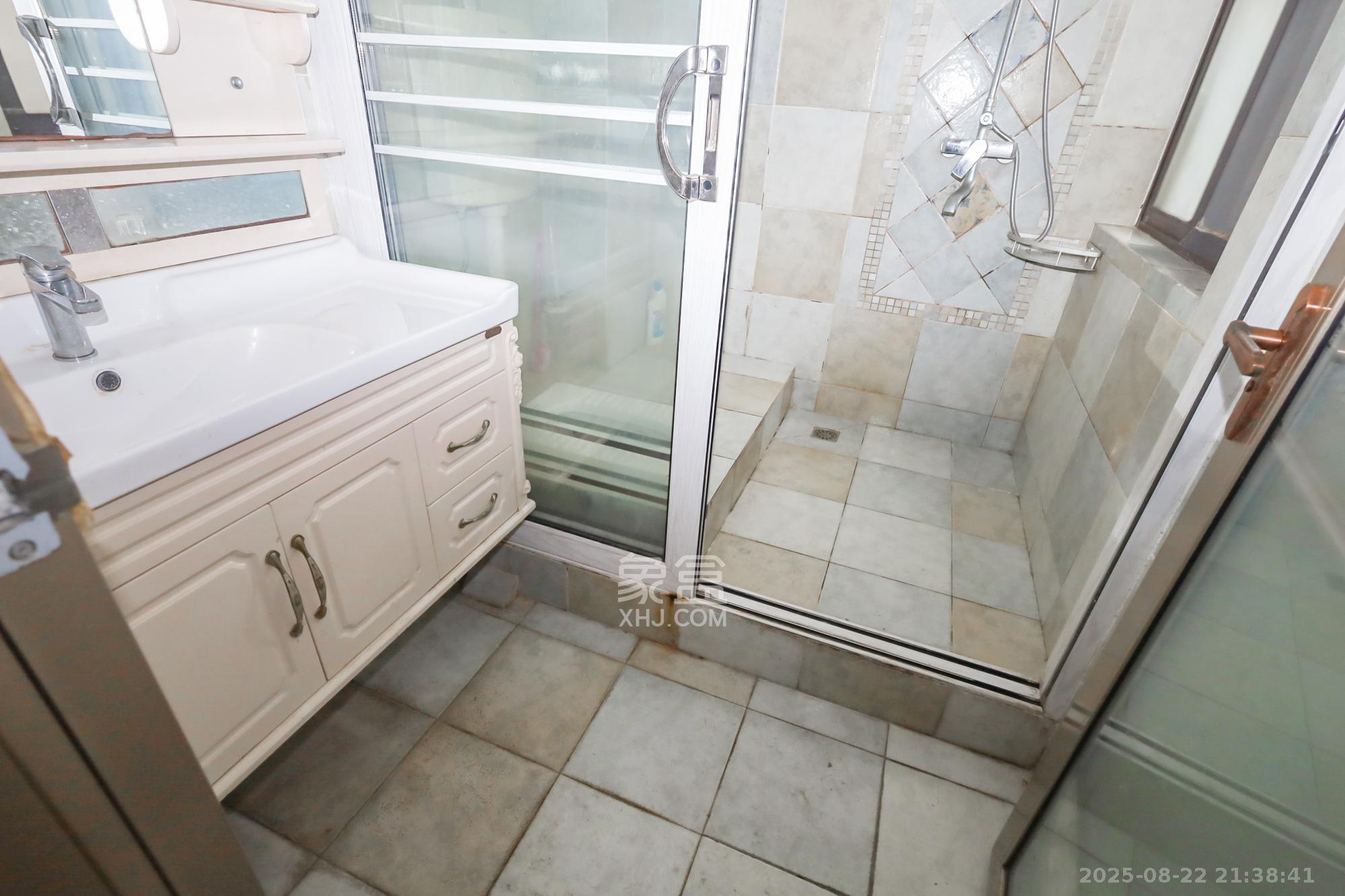 绿地中央广场  3室2厅1卫    140.0万 绿地中央广场  3室2厅1卫    140.0万卫生间