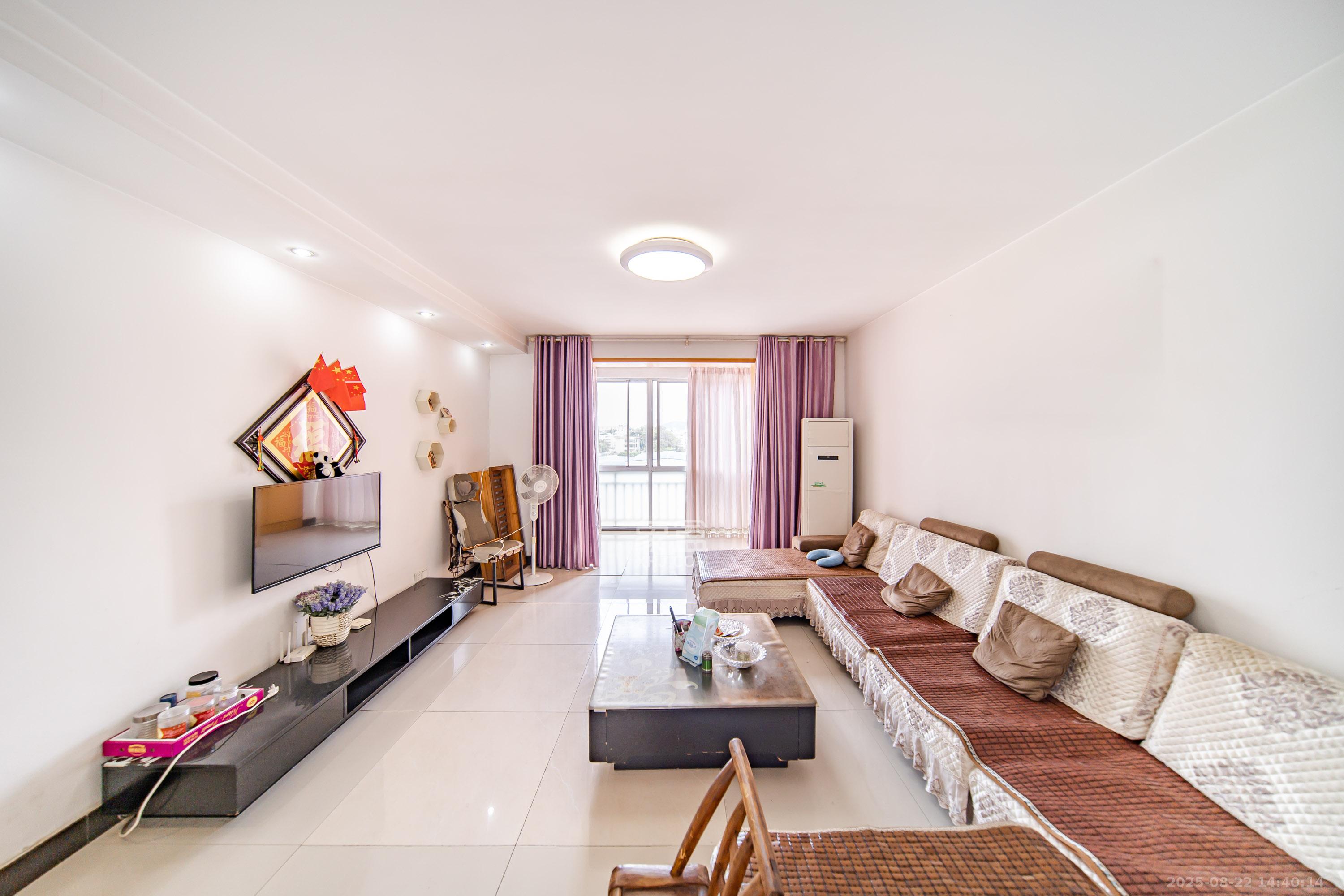 水印华府一期 3室2厅2卫 63.0万 水印华府一期 3室2厅2卫 63.0万客厅