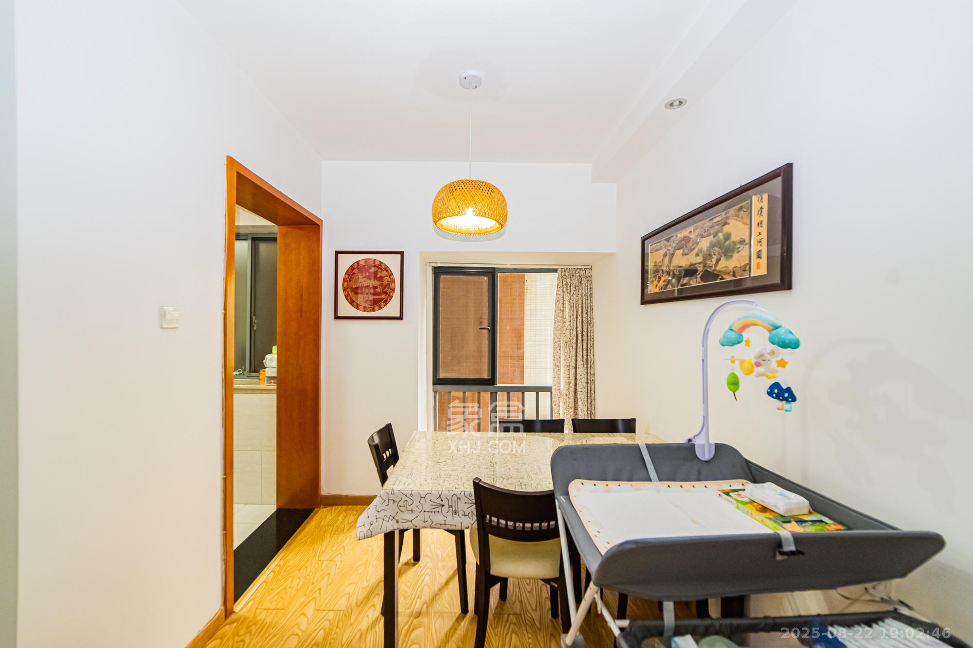 滨江君悦香邸  3室1厅1卫    97.0万客厅