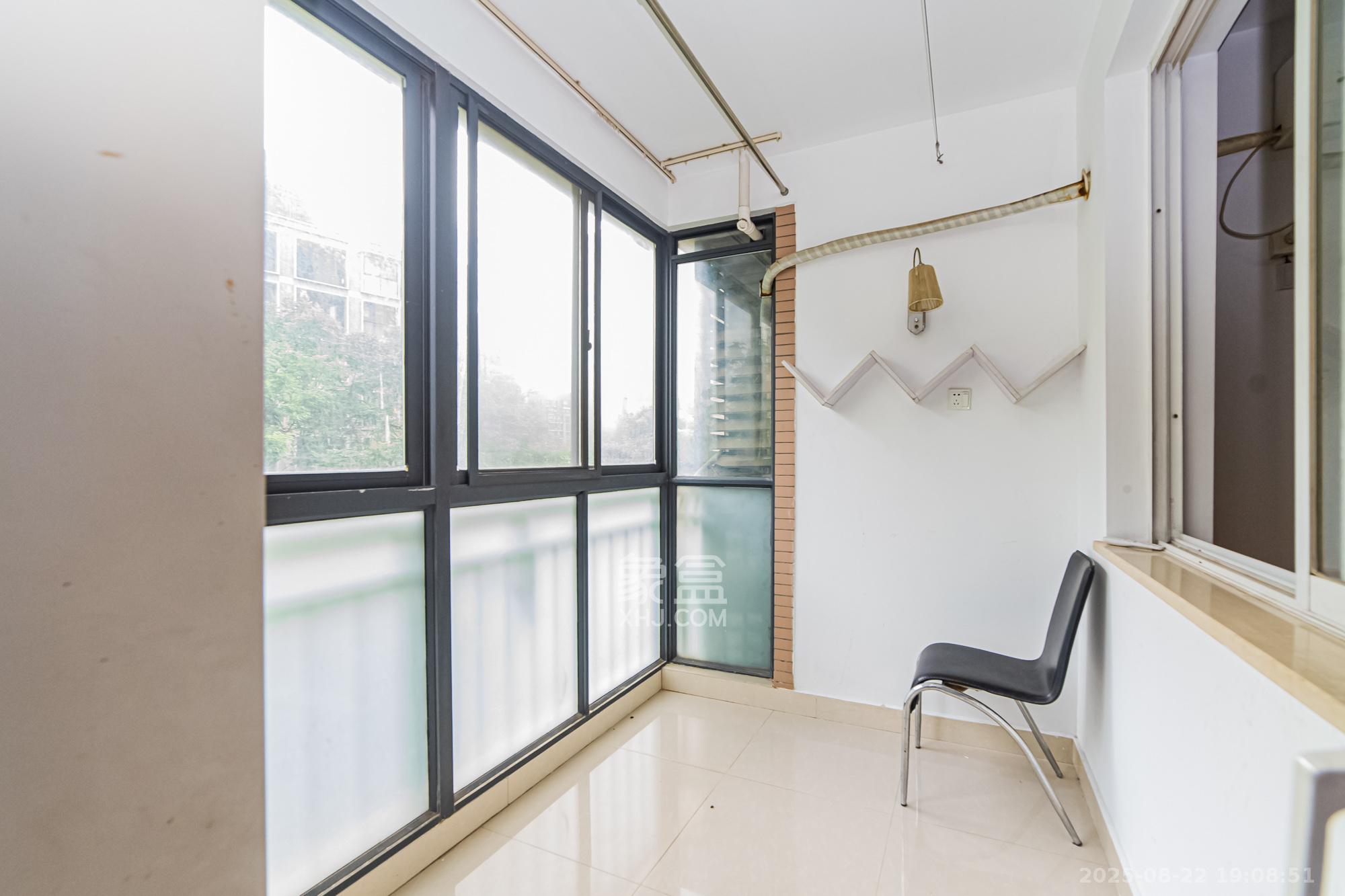 万国城(当代满庭春MOMA)一期 1室2厅2卫 98.0万 万国城(当代满庭春MOMA)一期 1室2厅2卫 98.0万阳台