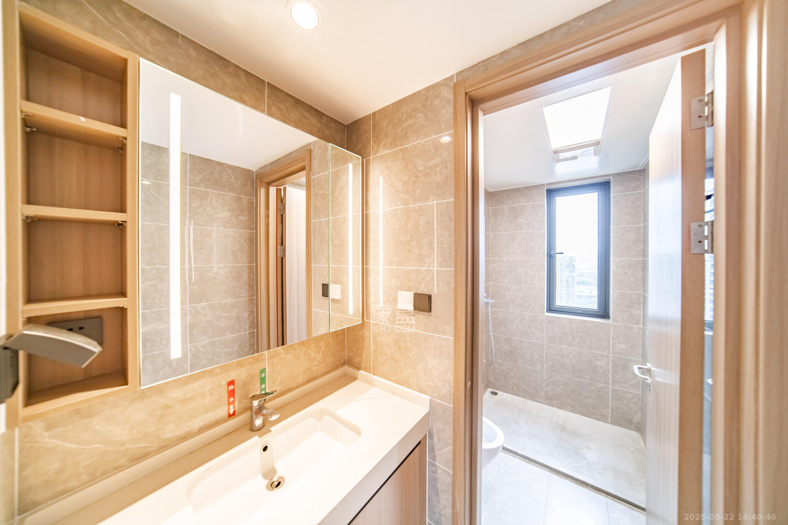 华润凯旋门二期 5室2厅2卫 250.0万 华润凯旋门二期 5室2厅2卫 250.0万卫生间