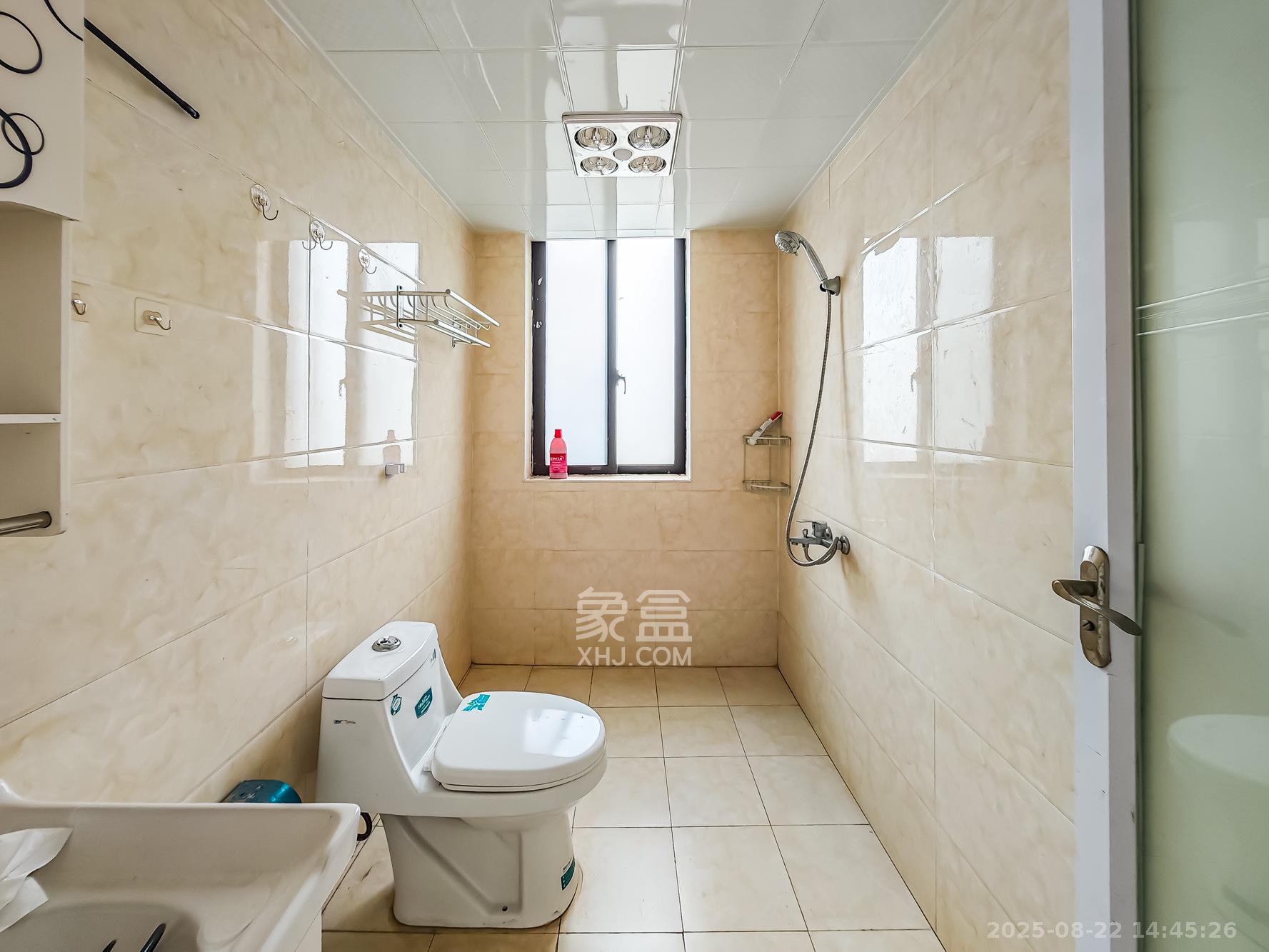 绿地海外滩一期  3室2厅2卫    62.0万 绿地海外滩一期  3室2厅2卫    62.0万卫生间