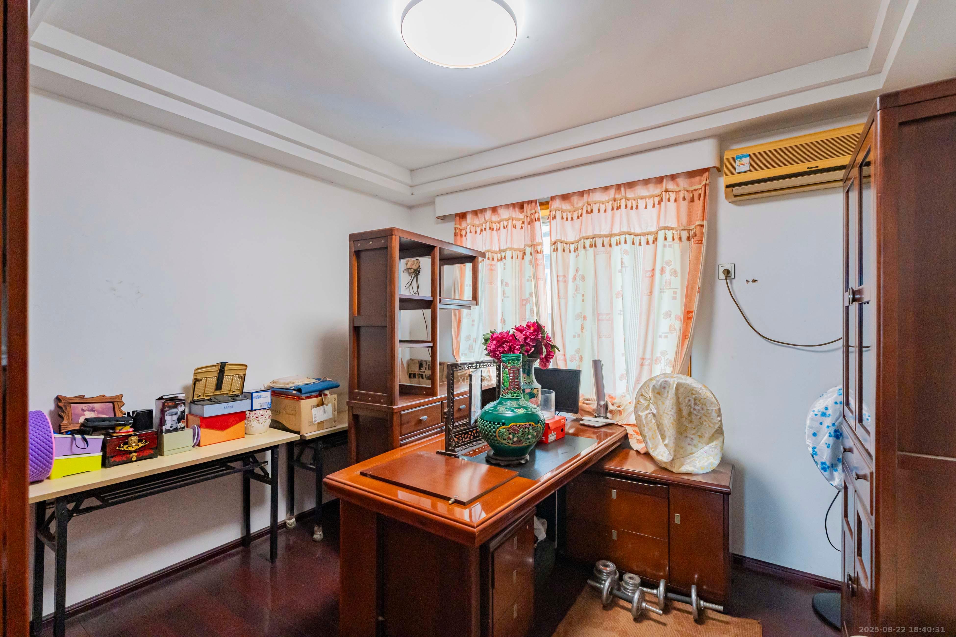 学宫街散盘  4室2厅2卫    110.0万卧室