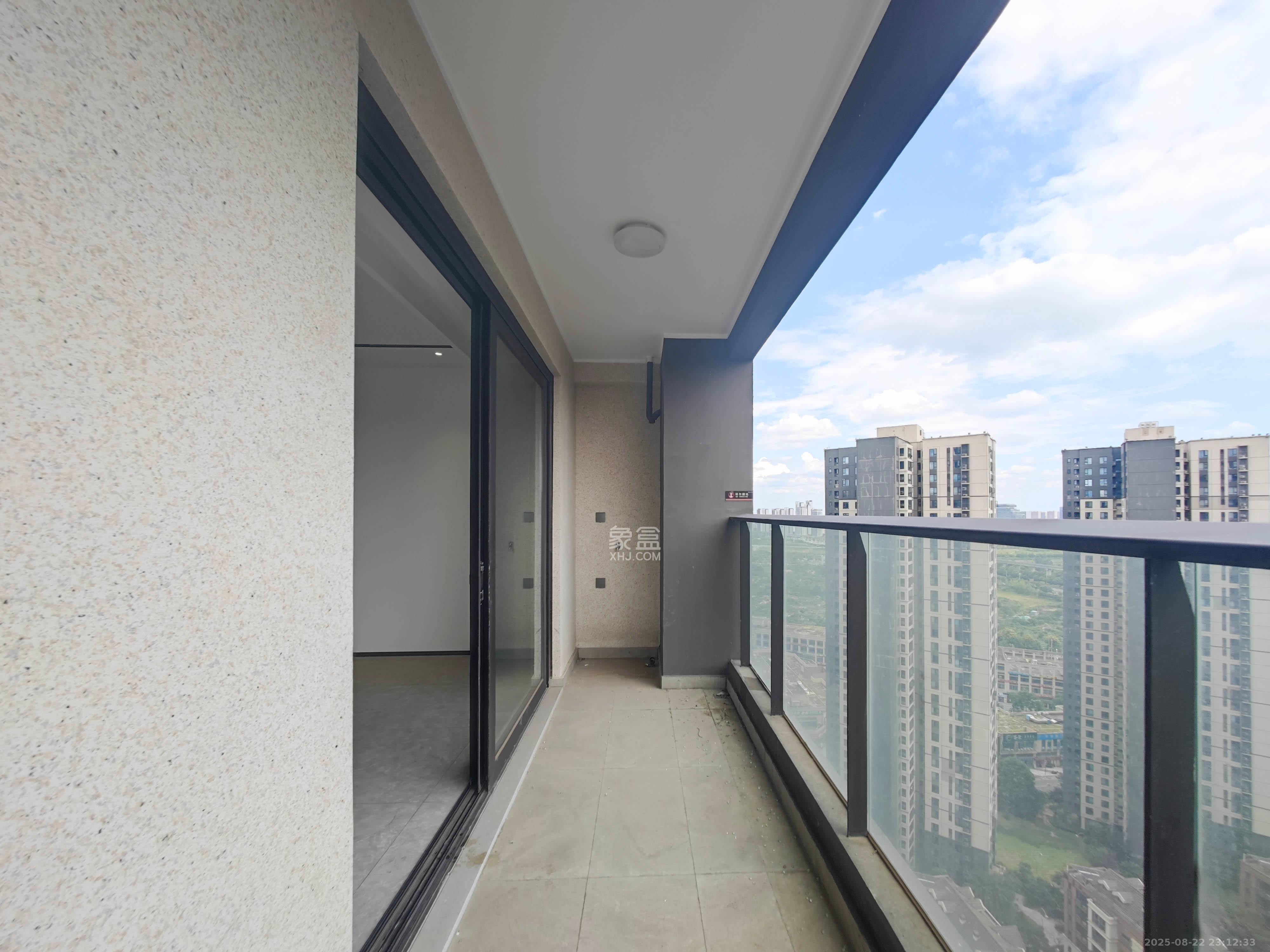 万科魅力之城  4室2厅2卫    165.0万阳台