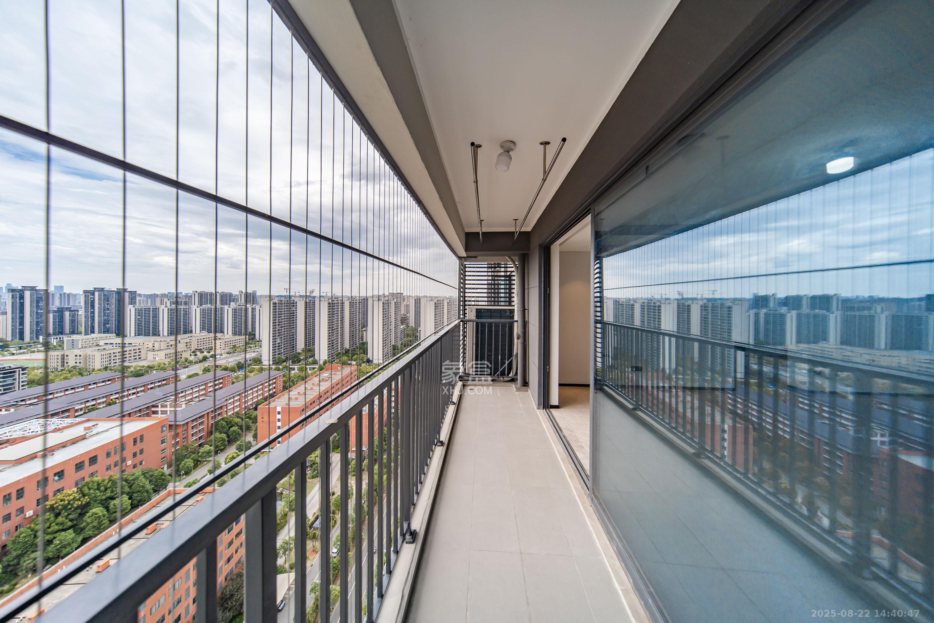 华润凯旋门二期  5室2厅2卫    250.0万阳台