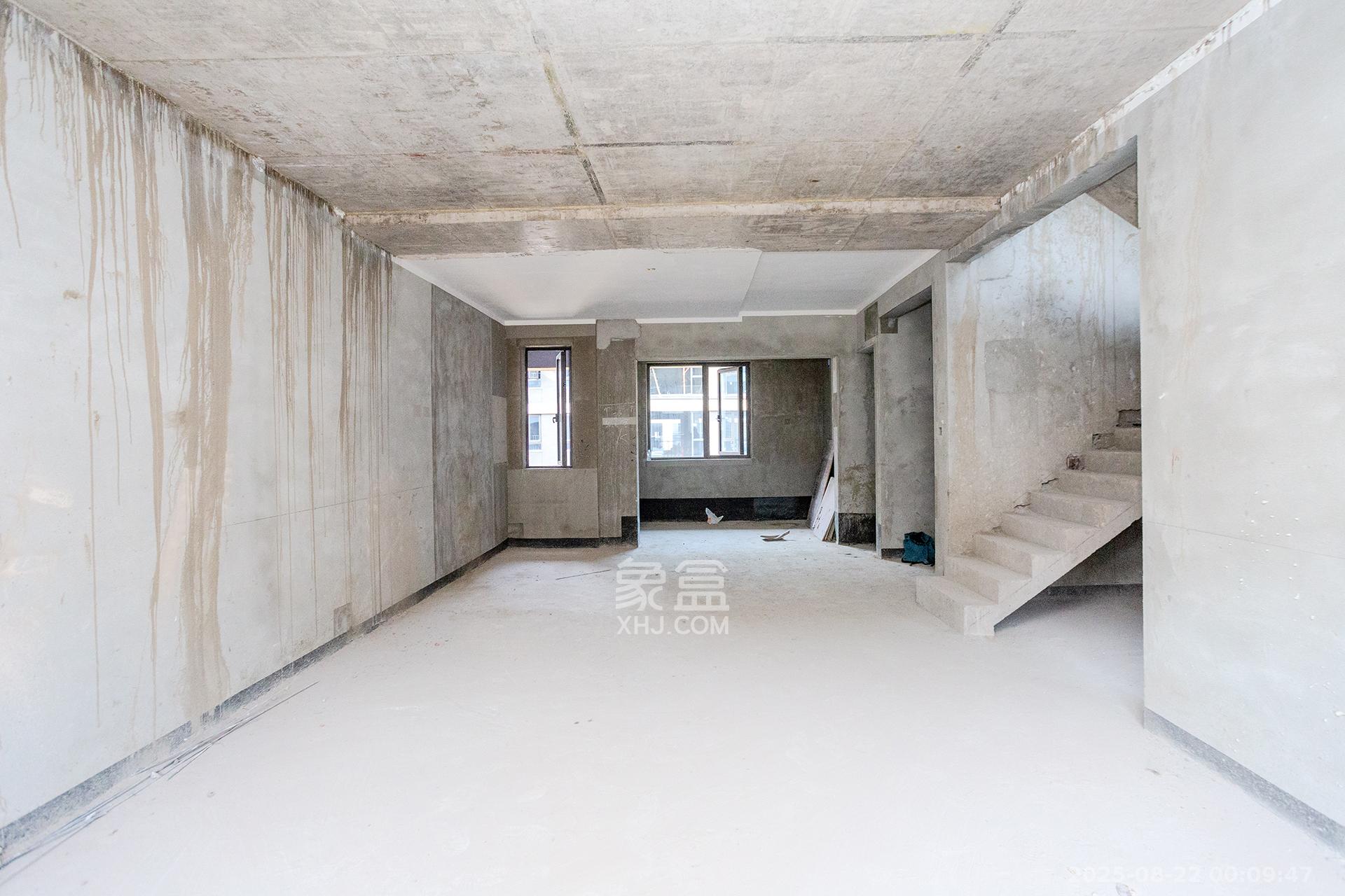 时代建发和著  6室2厅2卫    388.0万客厅