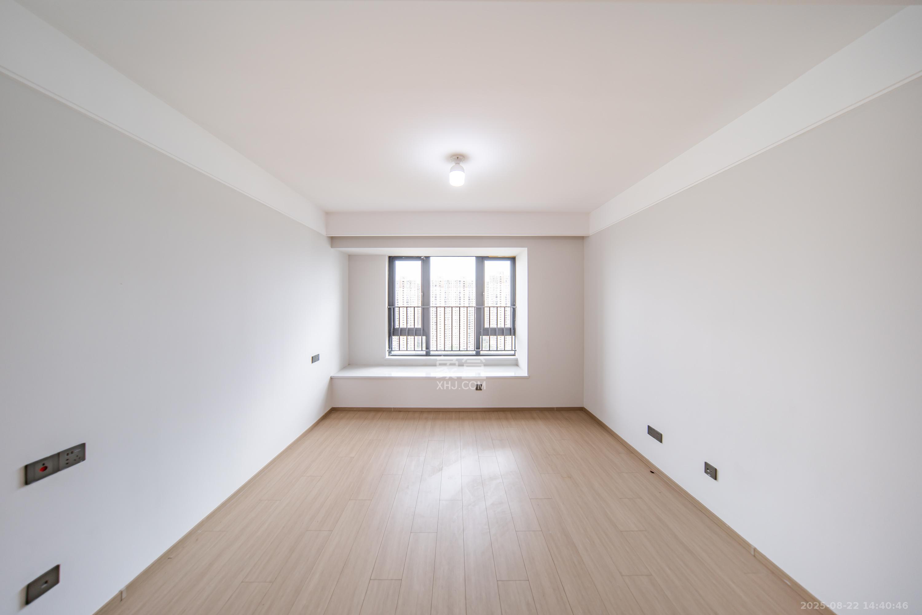 华润凯旋门二期 5室2厅2卫 250.0万 华润凯旋门二期 5室2厅2卫 250.0万卧室