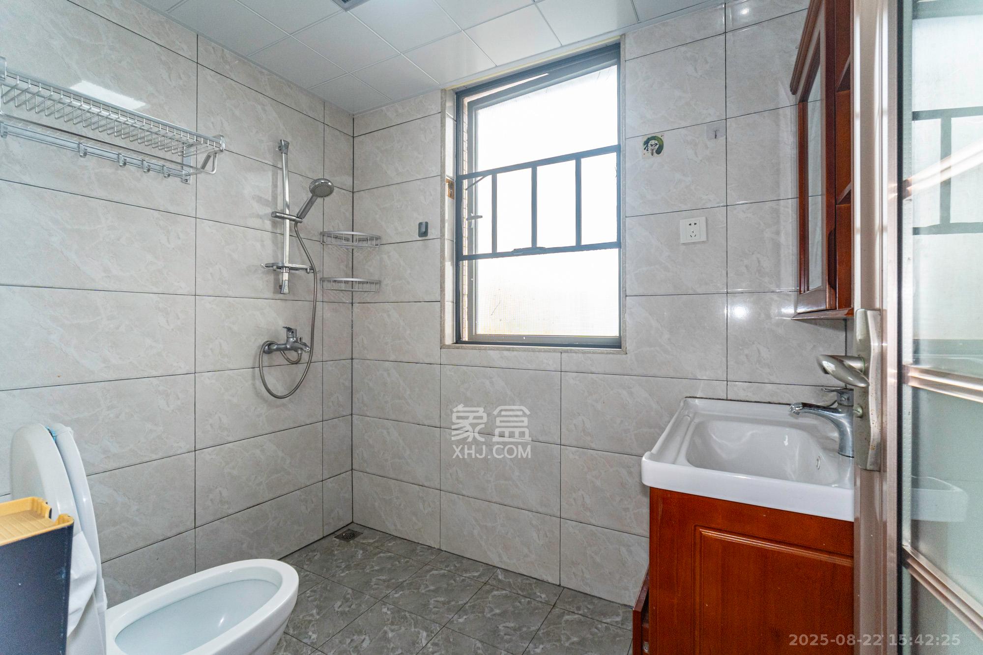 湖湘奥林匹克花园 3室2厅2卫 79.8万 湖湘奥林匹克花园 3室2厅2卫 79.8万卫生间