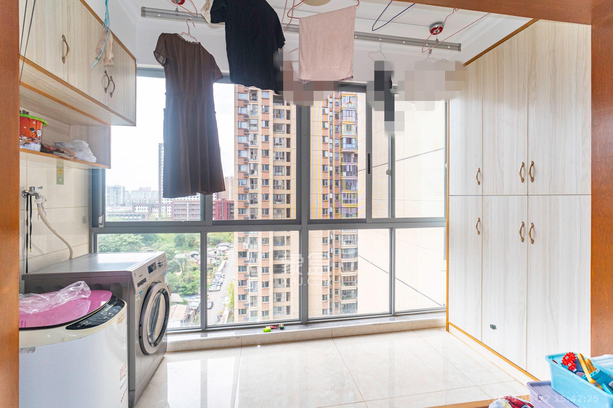 湖湘奥林匹克花园 3室2厅2卫 79.8万 湖湘奥林匹克花园 3室2厅2卫 79.8万阳台