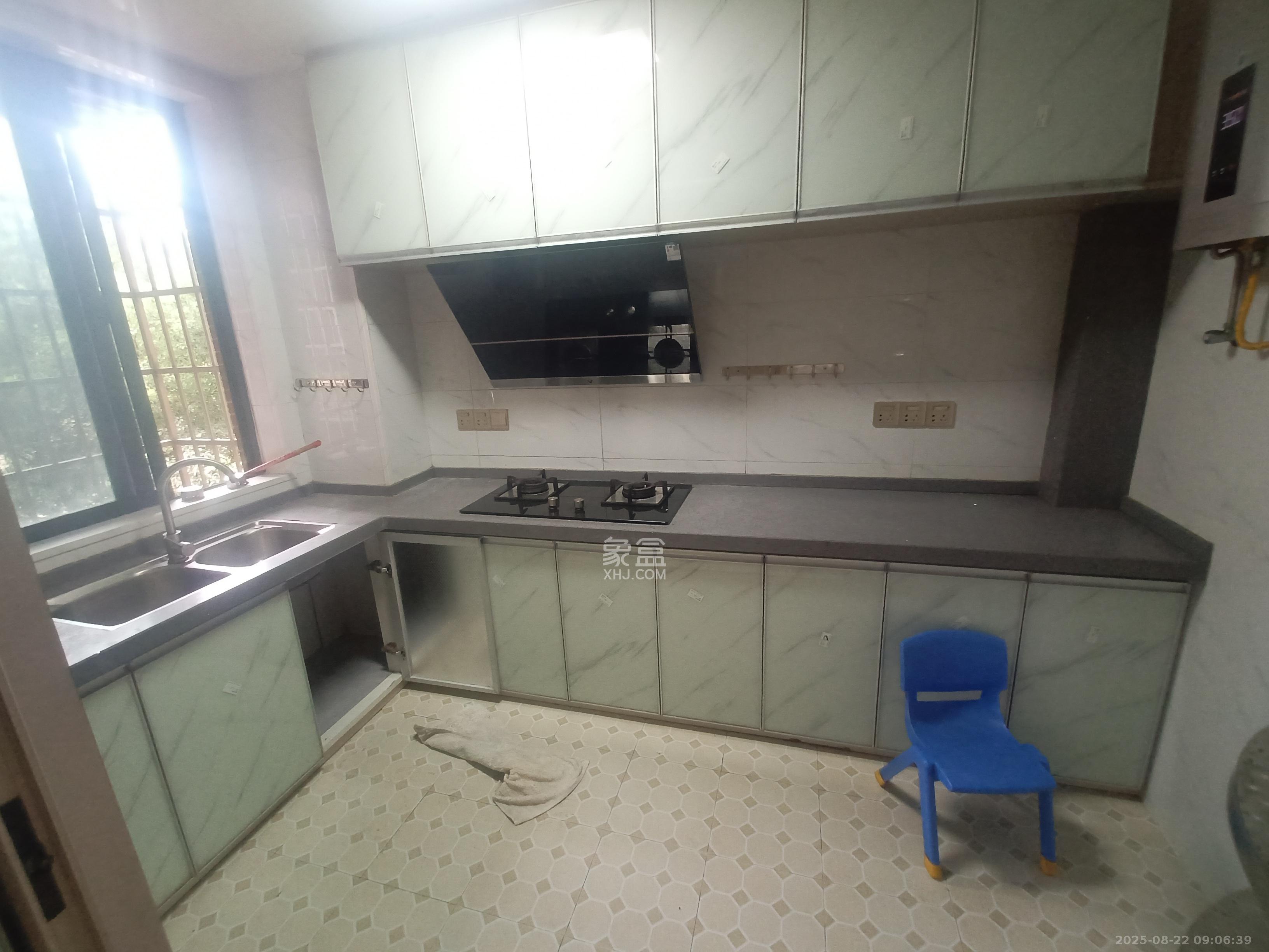 岳鞍阁小区  3室2厅1卫    2400.0元/月 岳鞍阁小区  3室2厅1卫    2400.0元/月室内图