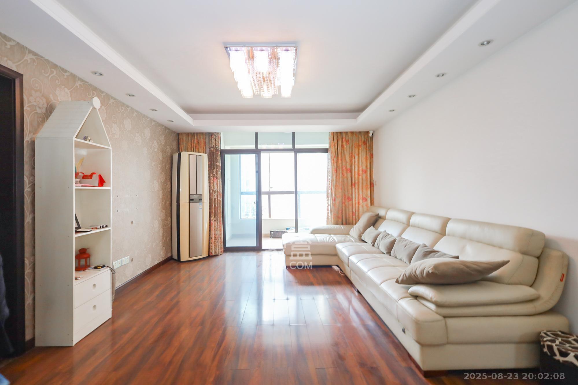 绿地中央广场  3室2厅2卫    150.0万 绿地中央广场  3室2厅2卫    150.0万