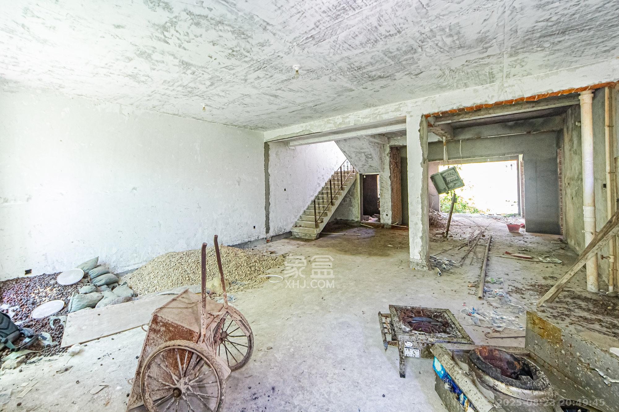 长泰豪园  5室3厅3卫    455.0万客厅