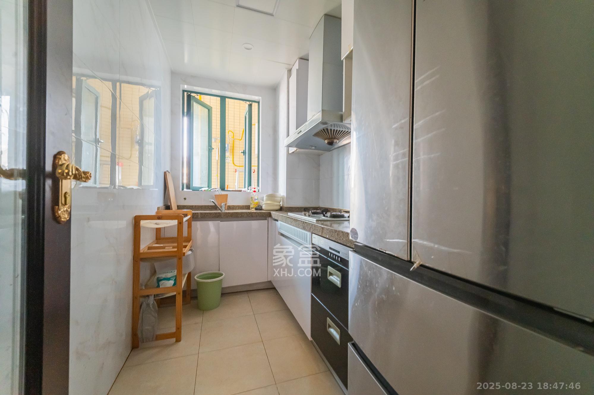 恒大翡翠华庭  3室2厅2卫    92.0万 恒大翡翠华庭  3室2厅2卫    92.0万厨房