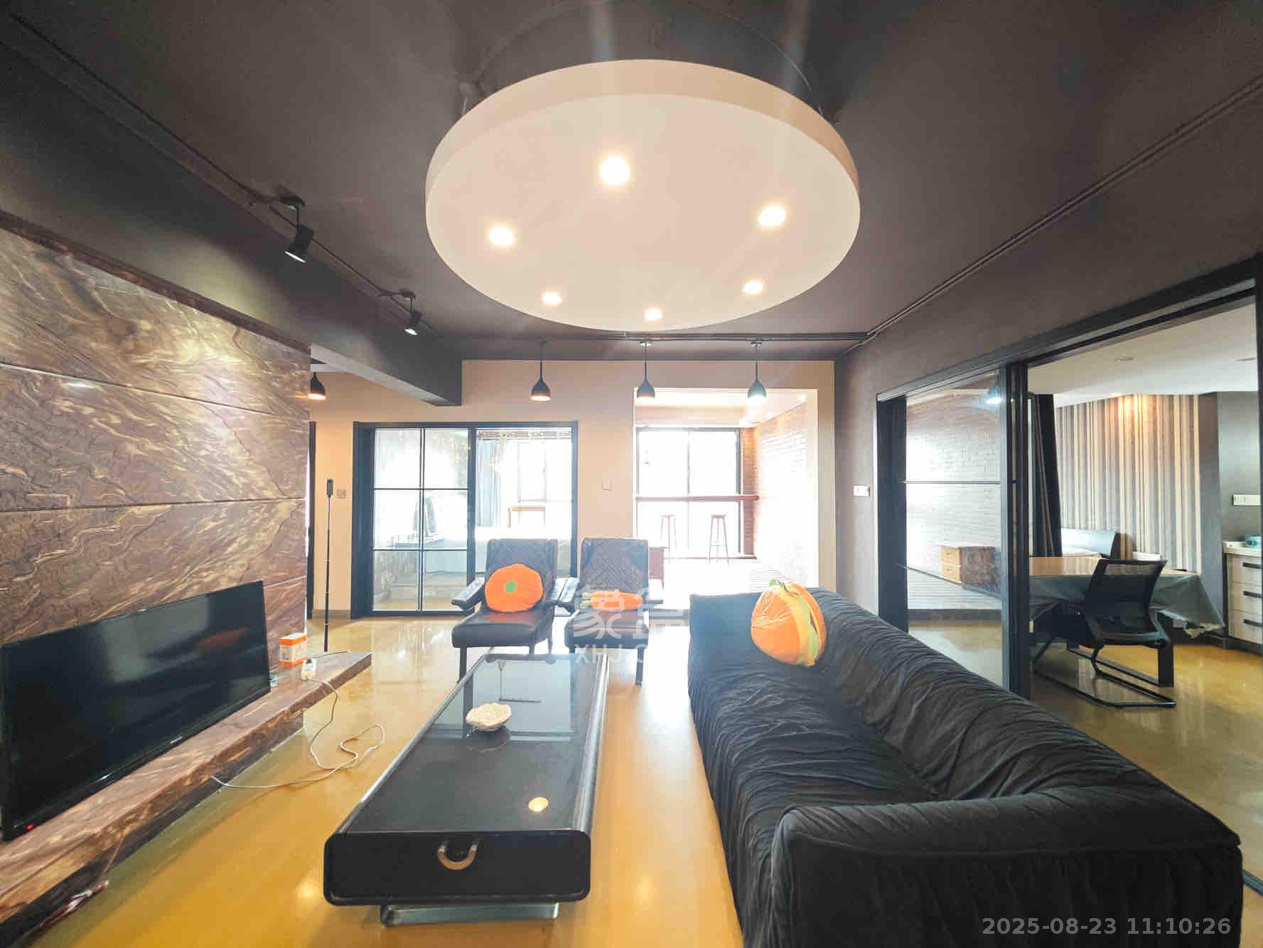 湘府东苑  3室2厅2卫    111.0万客厅