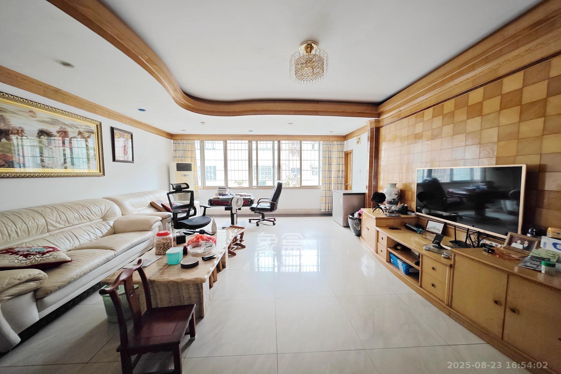 地税五分局小区  3室2厅2卫    122.0万客厅