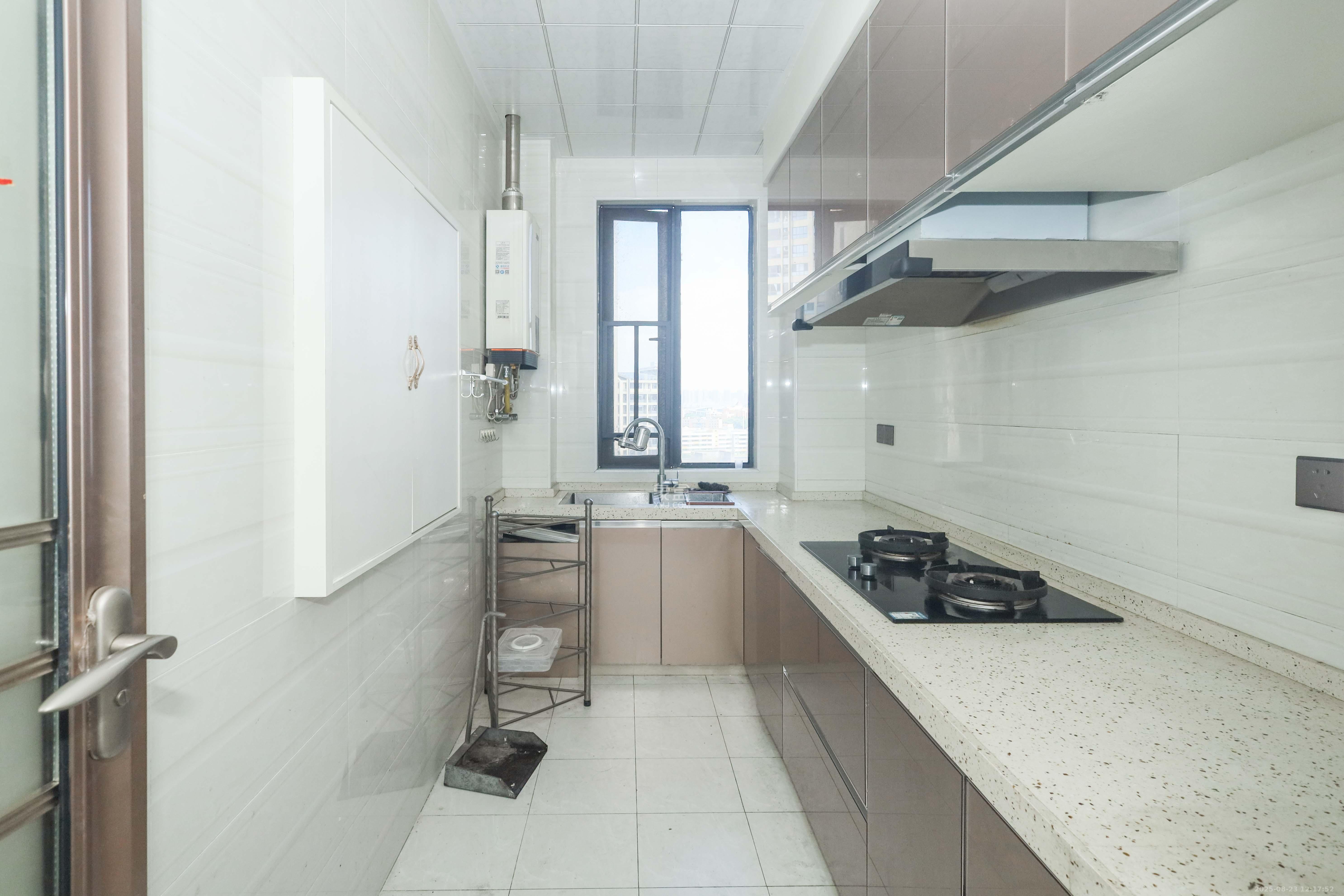 润芳园  4室2厅2卫    125.0万 润芳园  4室2厅2卫    125.0万厨房