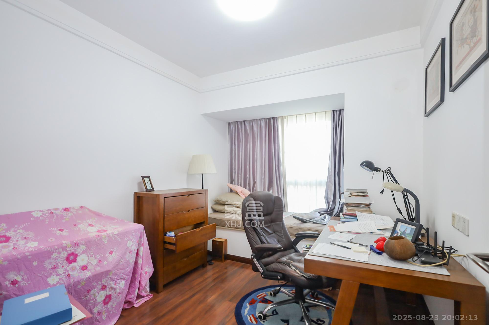 绿地中央广场  3室2厅2卫    150.0万 绿地中央广场  3室2厅2卫    150.0万卧室