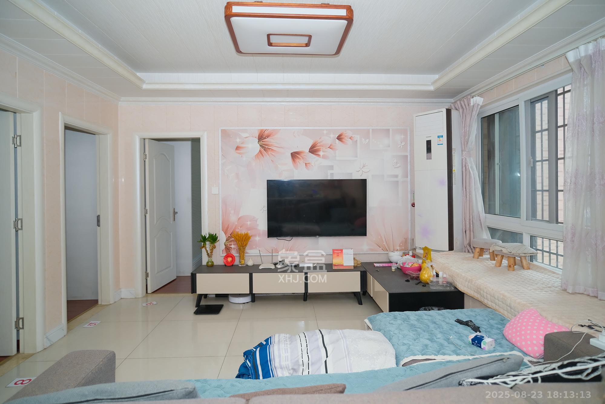 山水湾  3室2厅1卫    72.0万客厅