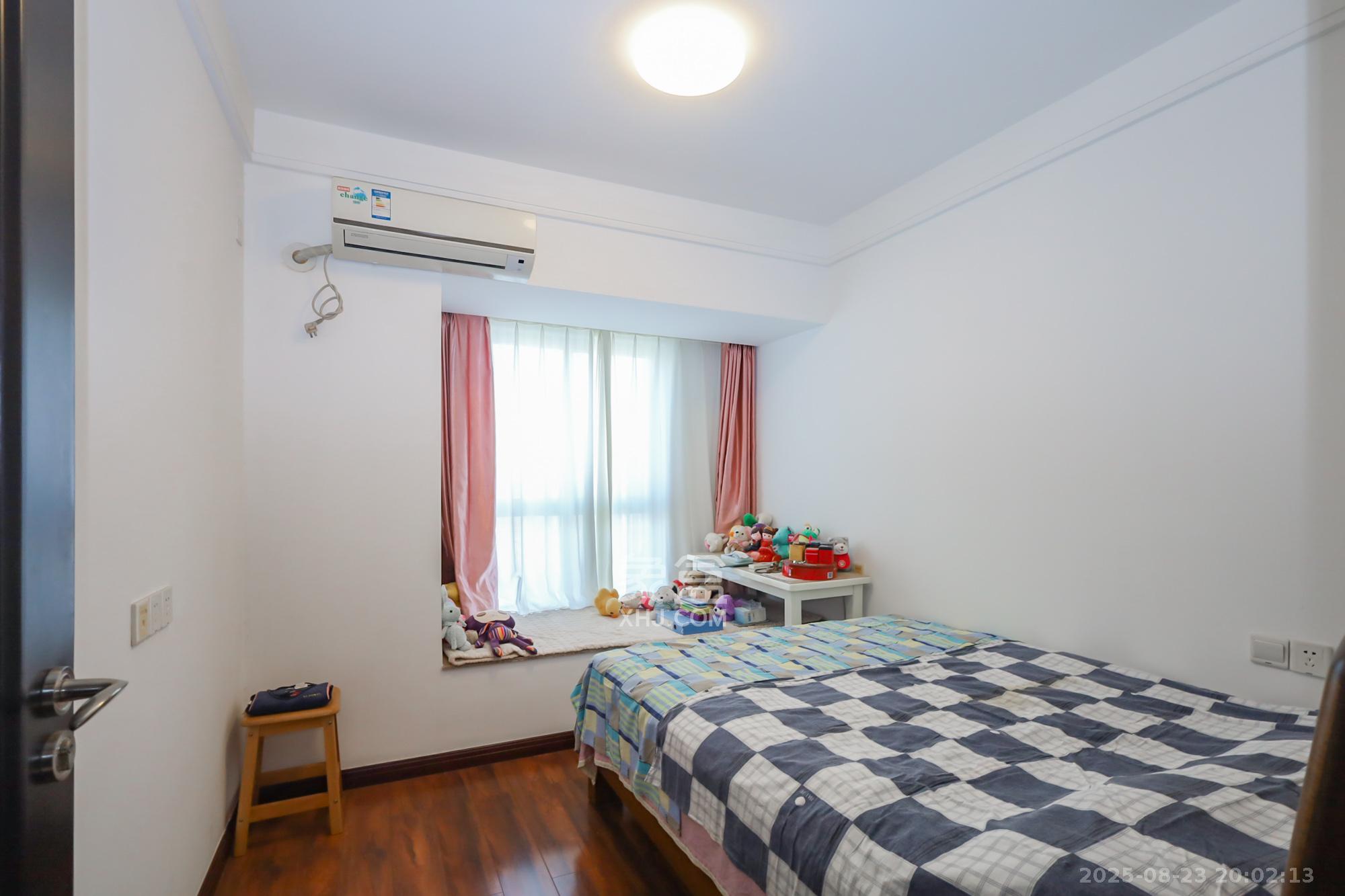 绿地中央广场  3室2厅2卫    150.0万 绿地中央广场  3室2厅2卫    150.0万卧室